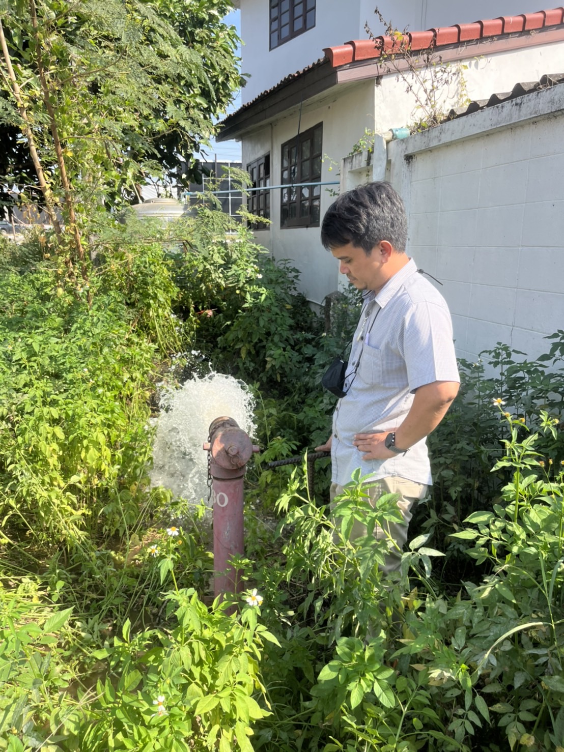 การประปาส่วนภูมิภาคสาขาท่าแซะ ดำเนินการตามแผนงานบริการและควบคุมน้ำสูญเสีย ลงพื้นที่ดำเนินการระบายตะกอนในเส้นท่อจ่ายน้ำ (Blow off) ผ่านหัวดับเพลิง