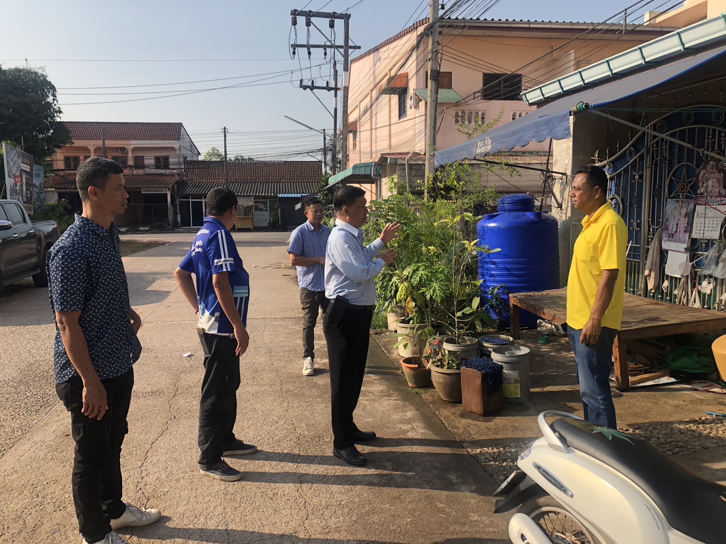 วันพุธที่ 22 กุมภาพันธ์ 2566 การประปาส่วนภูมิภาคสาขากาญจนดิษฐ์ โดย นายสุรพงศ์ สมหวัง ผู้จัดการการประปาส่วนภูมิภาคสาขากาญจนดิษฐ์ พร้อมนายฤทธิเดช อินทวงศ์ หัวหน้างาน 8 งานบริการและควบคุมน้ำสูญเสีย นายวราพงษ์ ทองเทพ หัวหน้างาน 8 งานผลิต และพนักงานในสังกัด ลงพื้นที่หมู่ที่ 1 ตำบลท่าทองใหม่ พบปะผู้ใหญ่บ้านเพื่อสอบถามปัญหาและอุปสรรคในการบริหารจัดการน้ำประปาในพื้นที่ และแก้ไขปัญหาน้ำไหลอ่อนและไม่ไหลในพิ้นที่ เป็นการให้บริการน้ำประปาอย่างเต็มประสิทธิภาพตามมาตรฐานของ กปภ.