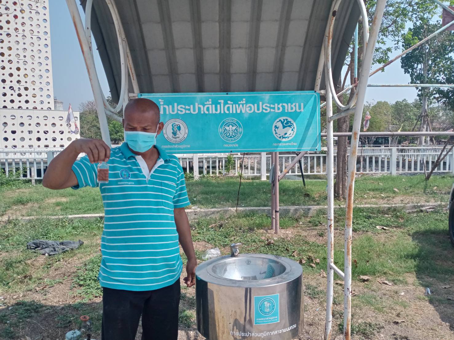 กปภ.สาขาพนมทวน ตรวจสอบคุณภาพน้ำเพื่อสร้างความเชื่อมั่นในด้านคุณภาพน้ำ รวมถึงดูแล ทำความสะอาด แท่นน้ำประปาดื่มได้