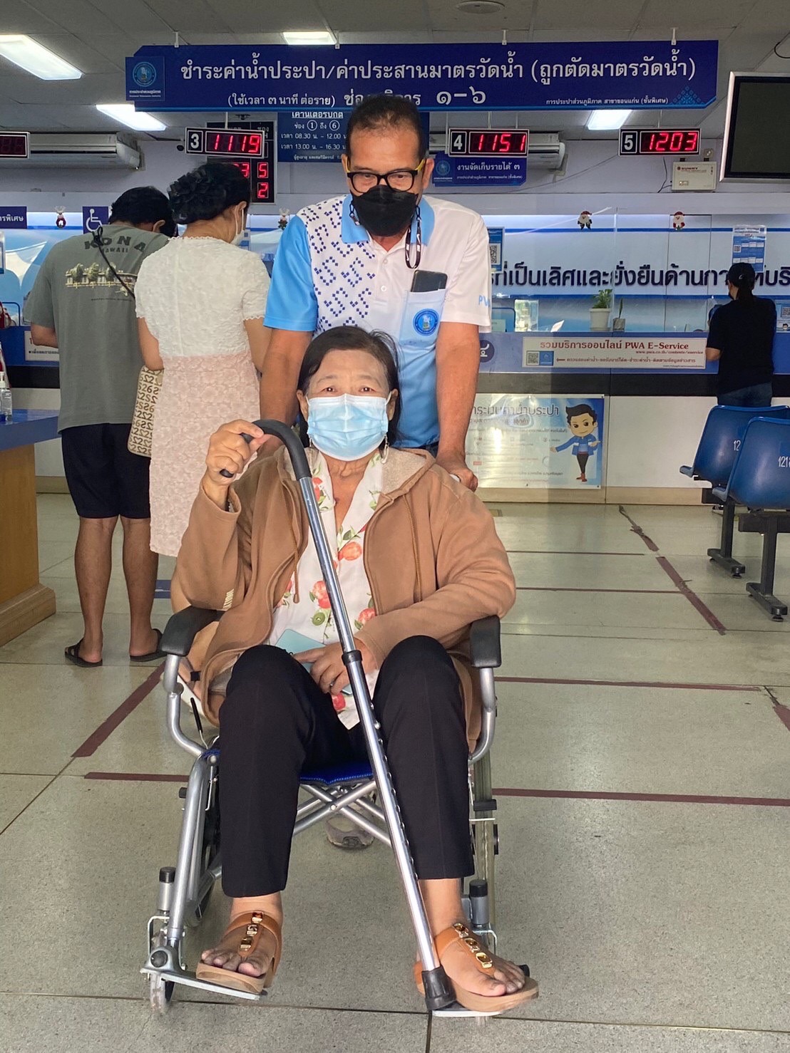 พนักงานบริการรถวิลล์แชร์ กปภ.สาขาขอนแก่น(พ) ยินดีให้บริการ มุ่ง-มั่น-เพื่อปวงชน-สู่ความยั่งยืน