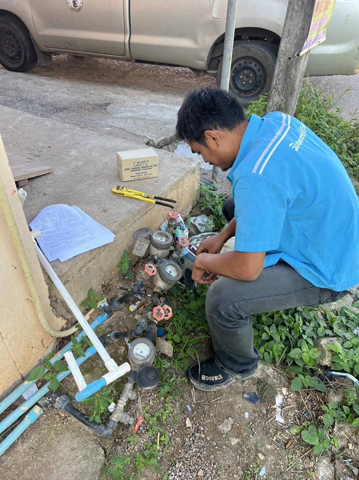 การประปาส่วนภูมิภาคสาขาอ่าวลึก ลงพื้นที่&#8203;ตรวจสอบมาตรวัดน้ำมาตรวัดน้ำ 0 หน่วย มาตรวัดน้ำชำรุด และมาตรตาย บริเวณพื้นที่อำเภออ่าวลึก