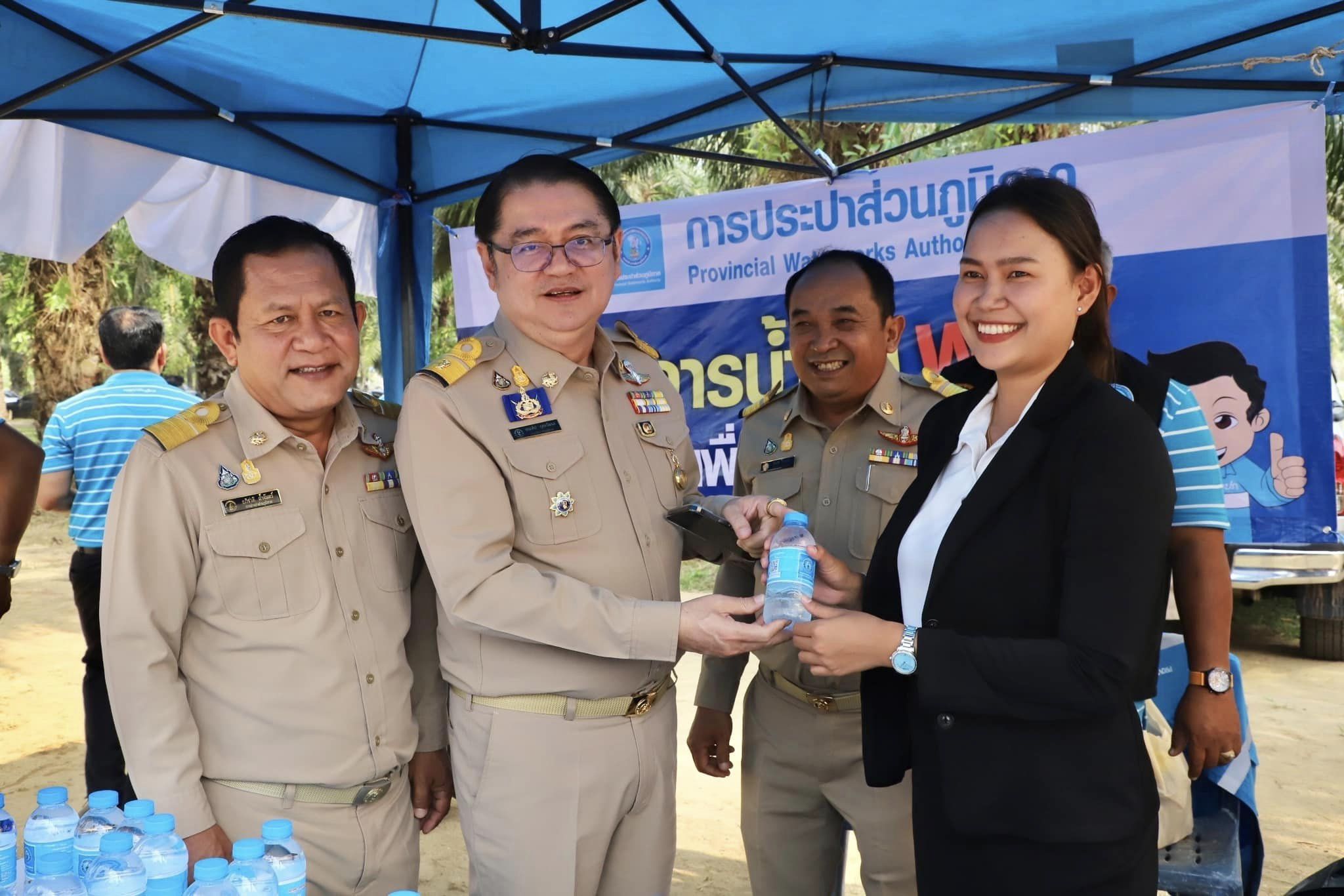 กปภ.ข.4 ร่วมออกบูธบริการน้ำดื่มบรรจุขวดตราสัญลักษณ์ กปภ. แก่ เจ้าหน้าที่ ประชาชน และผู้มาร่วมให้การต้อนรับ พลเอก ประวิตร วงษ์สุวรรณ รองนายกรัฐมนตรี พร้อมคณะ