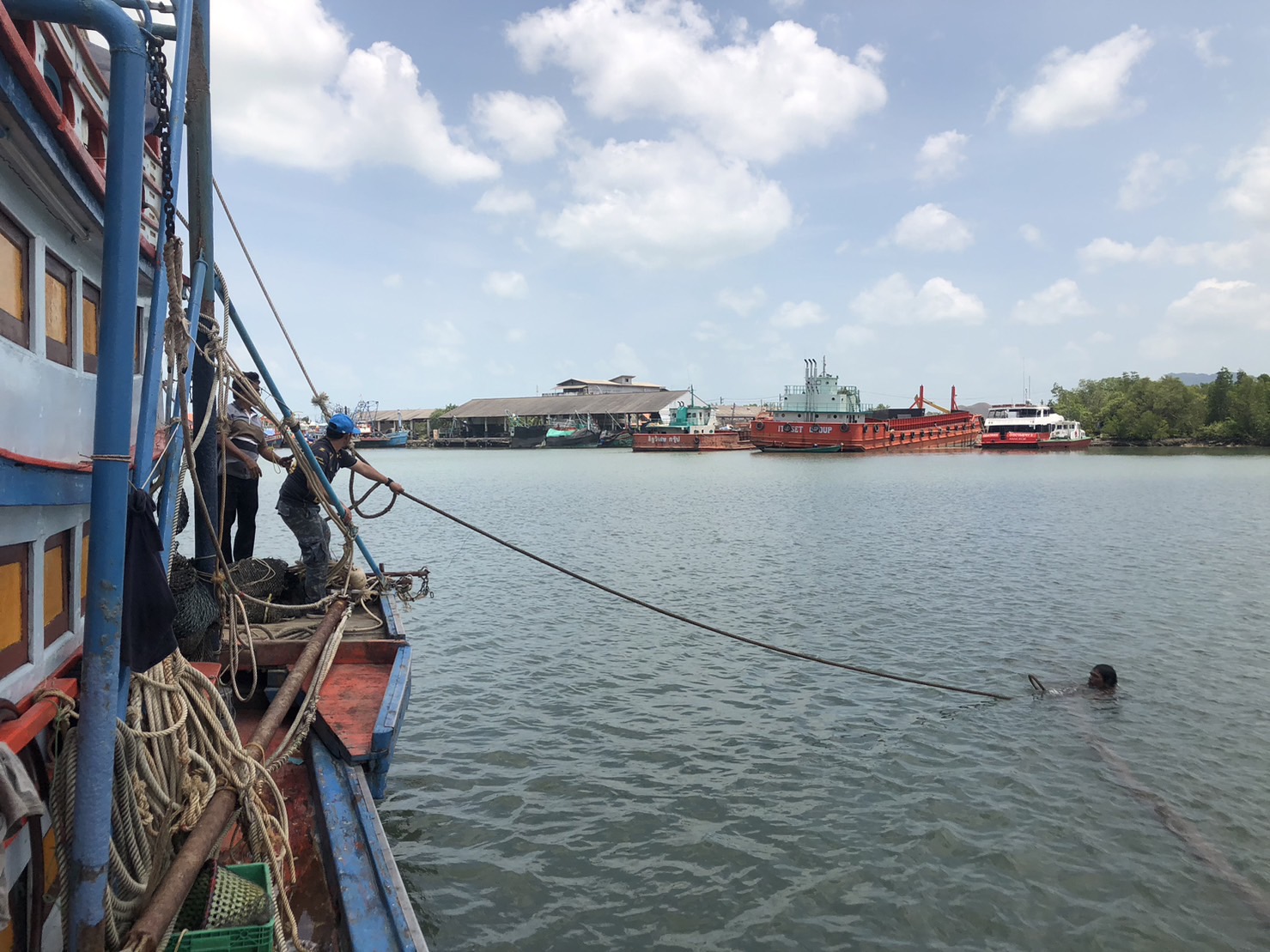 การประปาส่วนภูมิภาคสาขากาญจนดิษฐ์ดำเนินการติดตั้งทุ่นถ่วงท่อในคลองดอนสัก เพื่อผู้ใช้น้ำบ้านฝ่ายท่า ดอนสัก อำเภอดอนสัก จังหวัดสุราษฎร์ธานี