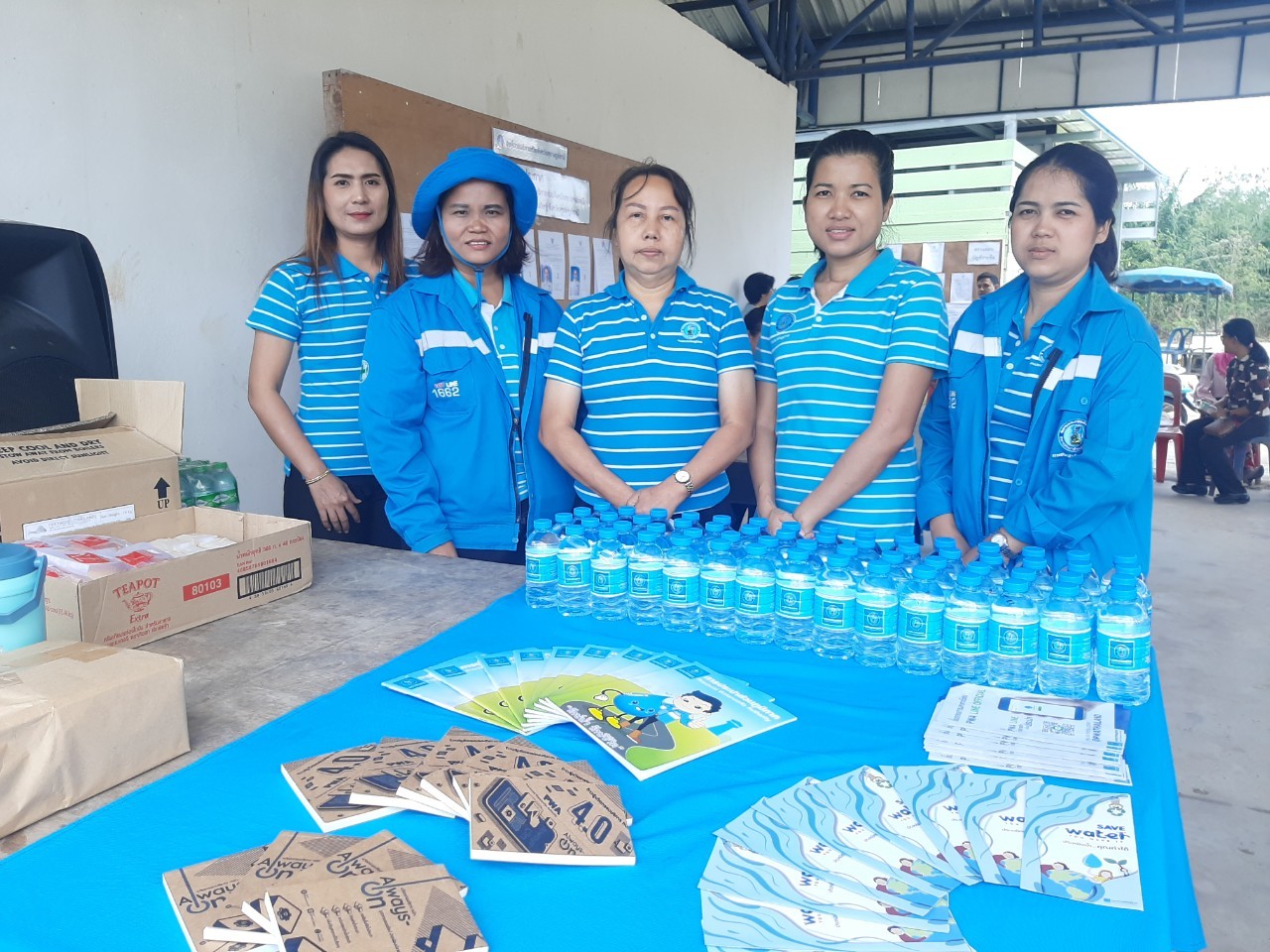 การประปาส่วนภูมิภาคสาขากาญจนดิษฐ์ ภายใต้การบริหารของนายสุรพงศ์ สมหวัง ผู้จัดการการประปาส่วนภูมิภาคสาขากาญจนดิษฐ์ มอบหมายนางธันย์วรินท์ คงจันทร์ หัวหน้างาน8 งานจัดเก็บรายได้ นางสาวรัชนีพร เกิดวัน หัวหน้างาน 8 งานอำนวยการ พร้อมด้วยพนักงานในสังกัดลงพื้นที่ประชาสัมพันธ์ การแนะนำการใช้ PWA Plus Life+ เพิ่มความสะดวกรวดเร็ว ครบจบในแอปเดียว จะจ่าย จะแจ้ง แอปเดียวจบ! ดาวน์โหลดฟรีไม่มีค่าใช้จ่าย แอปพลิเคชั่นเพื่ออำนวยความสะดวกให้แก่ผู้ใช้น้ำของ กปภ....ณ ศาลาหมู่บ้าน(หลุมแป๋ง) หมู่ที่ 5 บ้านพ่วง ตำบลพลายวาส อำเภอกาญจนดิษฐ์ พร้อมทั้งมอบน้ำดื่มตราสัญญาลักษณ์ กปภ.ในกิจกรรมดังกล่าว