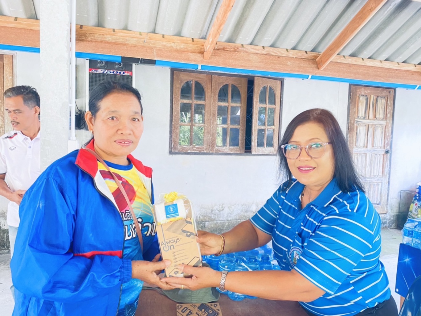รับคำร้องนอกสถานที่และมอบของที่ระลึกให้กับลูกค้าที่ชำระค่าติดตั้ง