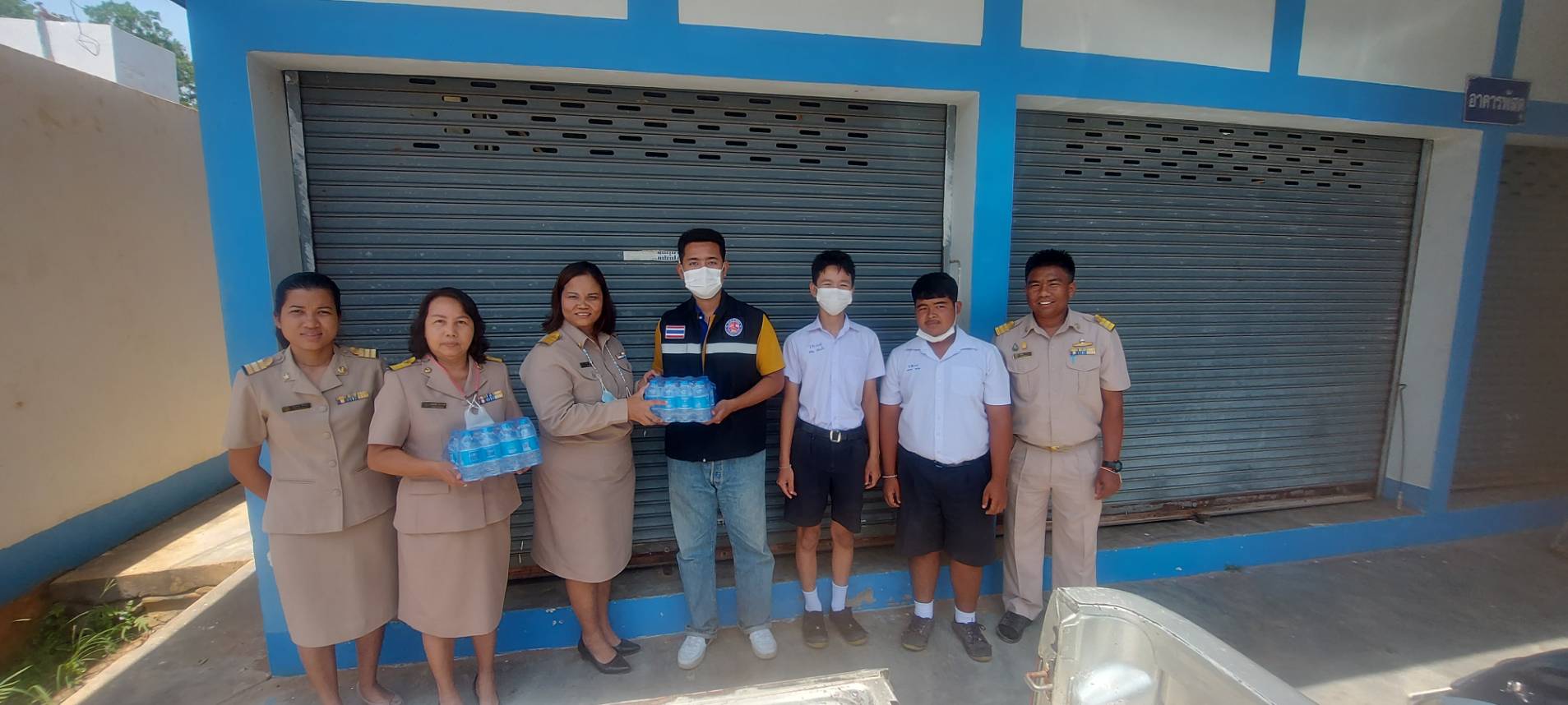 การประปาส่วนภูมิภาคสาขากาญจนดิษฐ์ มอบน้ำดื่มตราสัญญลักษณ์ กปภ.ให้กับองค์การบริหารส่วนตำบลท่าทอง จัดกิจกรรมเพื่อพัฒนาคุณภาพชีวิตผู้สูงอายุตำบลท่าทอง ประจำปี 2566