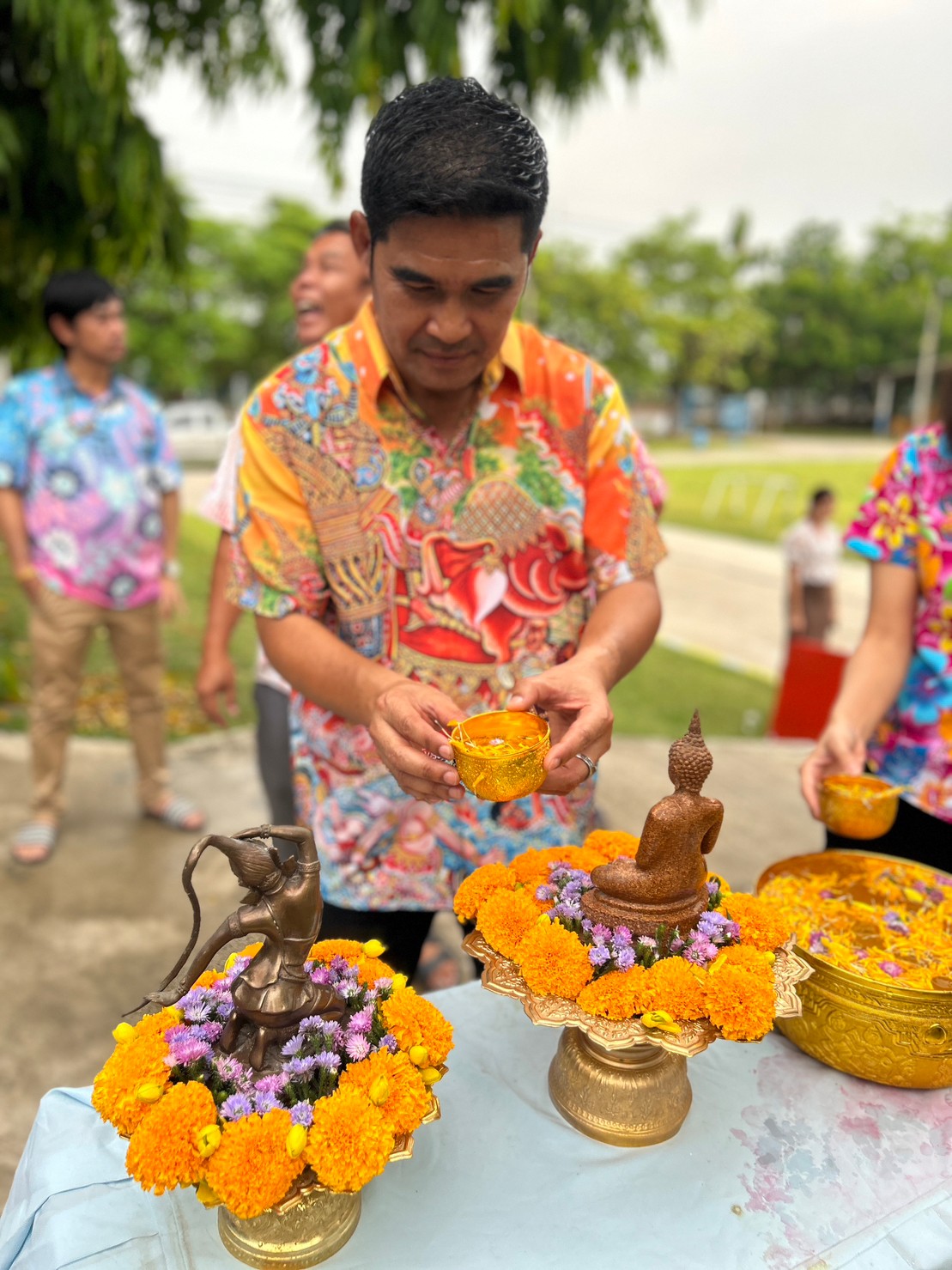 กปภ.สาขาพนมทวน ร่วมสืบสานประเพณีไทย จัดกิจกรรมสรงน้ำพระและพระแม่ธรณีฯ พร้อมรดน้ำดำหัวผู้ใหญ่ เพื่อขอขมา และขอพร เนื่องในวันสงกรานต์