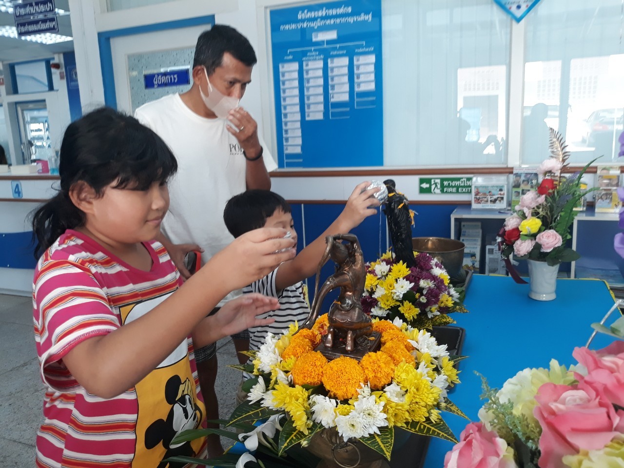 กปภ.สาขากาญจนดิษฐ์ จัดกิจกรรมสรงน้ำพระและพระแม่ธรณีพร้อมรดน้ำดำหัวผู้ใหญ่ สืบสานประเพณีวันสงกรานต์ 2566 สำหรับลูกค้าผู้ใช้น้ำที่มาใช้บริการ ณ สำนักงาน การประปาส่วนภูมิภาคสาขากาญจนดิษฐ์