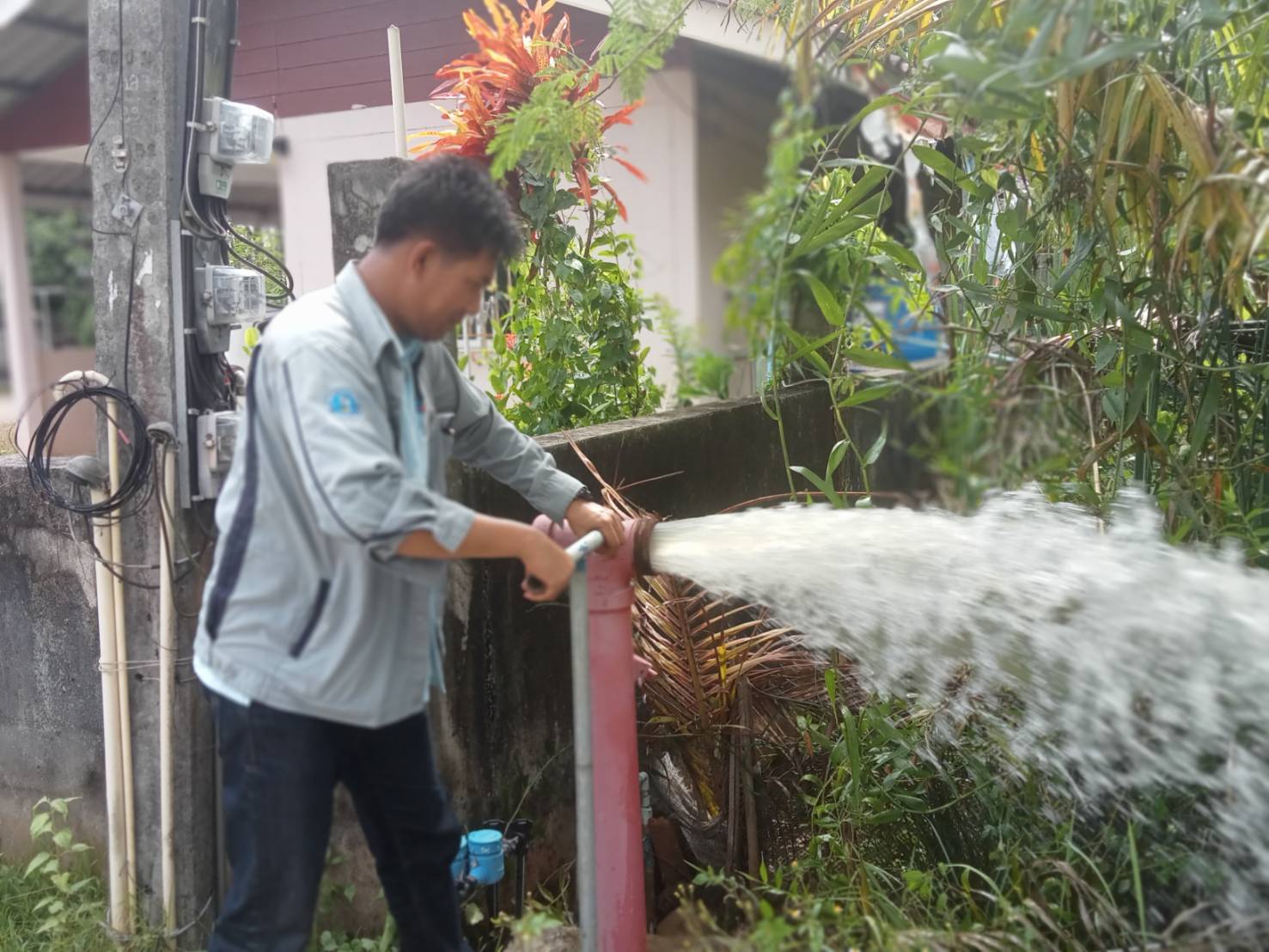 การประปาส่วนภูมิภาคสาขากระบี่ ดำเนินการตามแผนงานบริการและควบคุมน้ำสูญเสีย โบล์วน้ำเพื่อระบายตะกอนในเส้นท่อ บริเวณซอยอู่สามพี่น้อง และซอยทอนนกวัว ตำบลไสยไทย อำเภอเมืองกระบี่ จังหวัดกระบี่