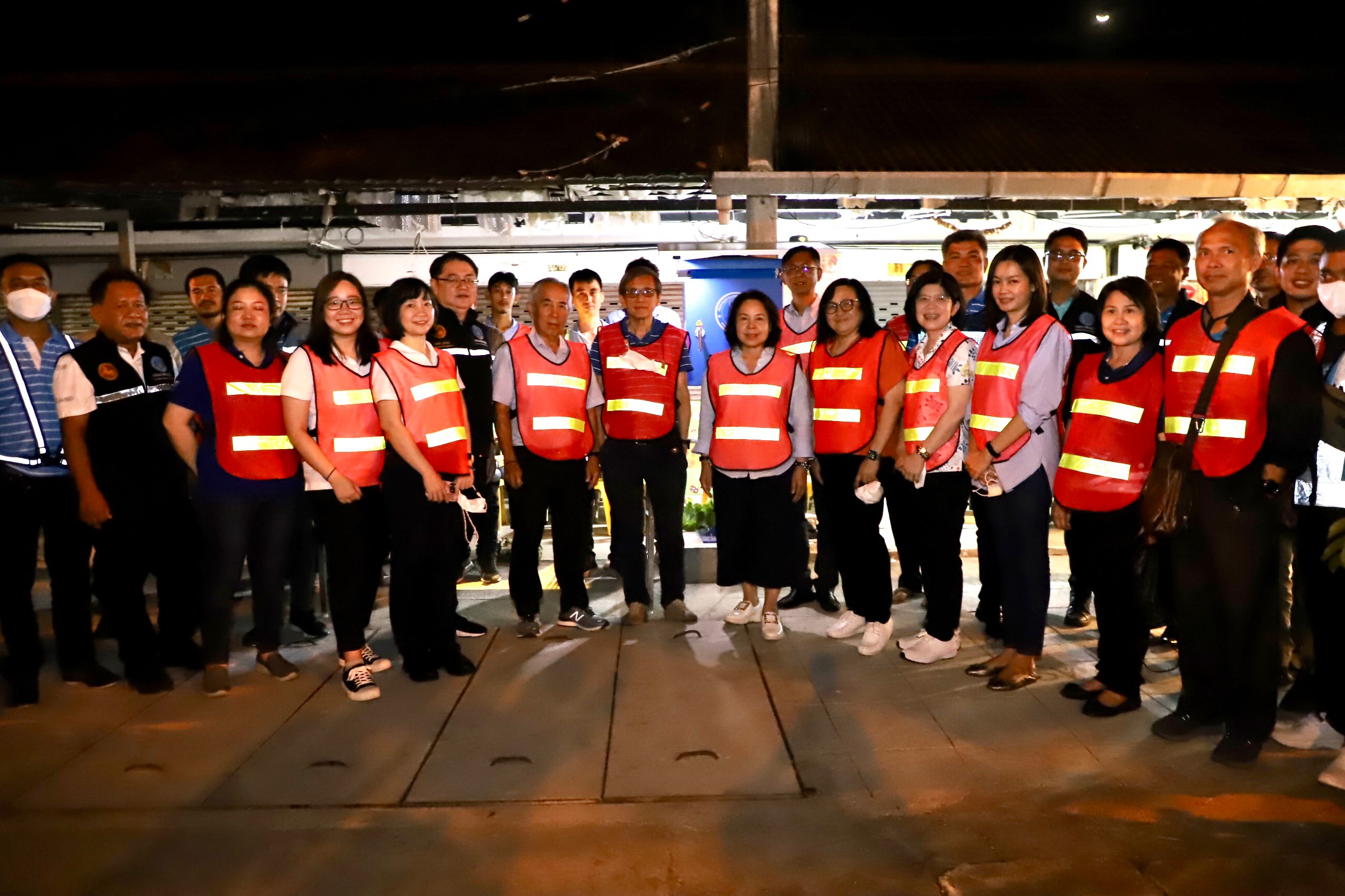 นายสุรชัย เชื้อแพ่ง รองผู้ว่าการ (ปฏิบัติการ 5) นายประทีป กุศลวัฒนะ ผู้อำนวยการการประปาส่วนภูมิภาคเขต 4 และคณะกรรมการนโยบายรัฐวิสาหกิจ ร่วมลงพื้นที่ทำ step test ค้นหาท่อแตกท่อรั่วบริเวณพื้นที่ DMA 07-1