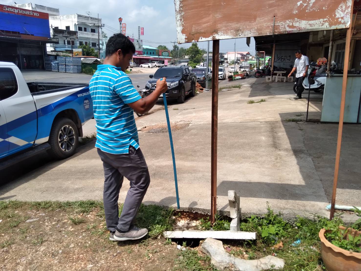 การประปาส่วนภูมิภาคสาขาคลองท่อม ลงพื้นที่สำรวจท่อแตกรั่ว บริเวณพื้นที่ตำบลลำทับ อำเภอลำทับ จังหวัดกระบี่