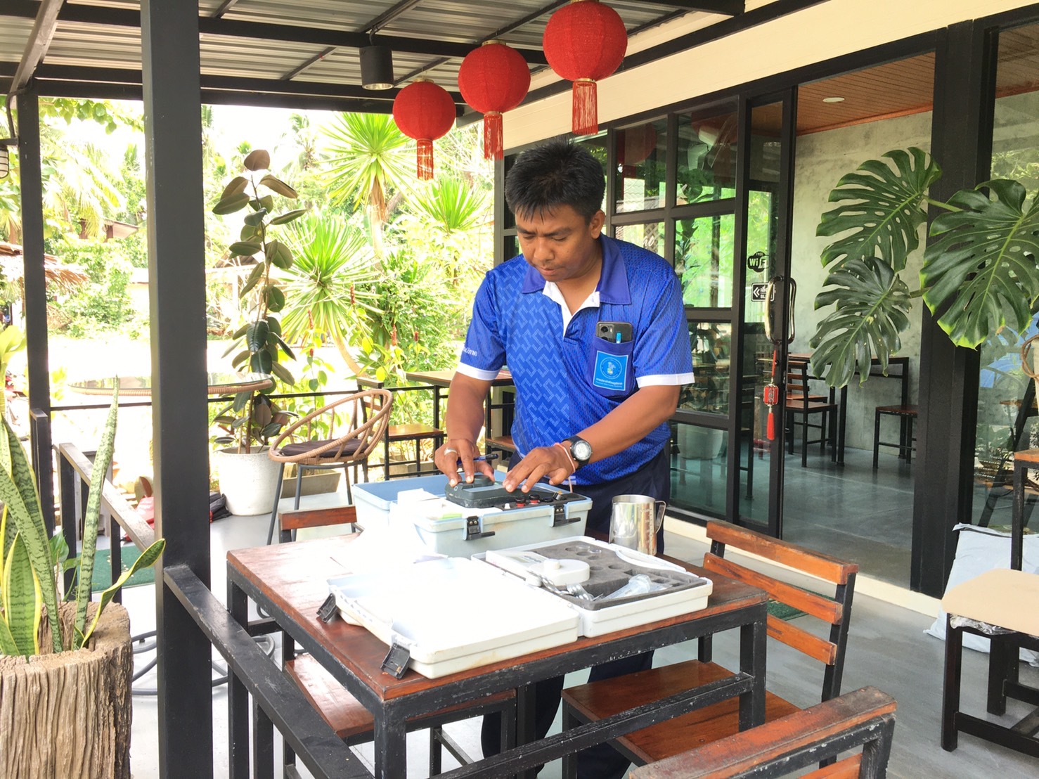 วันพุธที่ 26 เมษายน 2566 นายสุรพงศ์ สมหวัง ผจก.กปภ.สาขากาญจนดิษฐ์ มอบหมายให้พนักงานในสายงานผลิต ออกพื้นที่ตรวจสอบคุณภาพน้ำประปา โดยการตรวจวัดค่าคลอรีน ค่าความขุ่นในน้ำประปา  ซอยร้านกาแฟเขาหาคาเฟ่ ตำบลปากแพรก อำเภอดอนสัก จังหวัดสุราษฎร์ธานี โดยเป็นการตรวจสอบและควบคุมคุณภาพน้ำประปาในระบบจ่าย ตามโครงการจัดการน้ำสะอาด (WSP) ตามจุดควบคุมตรวจสอบตามแผนที่กำหนด ผลการตรวจสอบคุณภาพน้ำเป็นไปตามเกณฑ์มาตรฐาน กปภ.