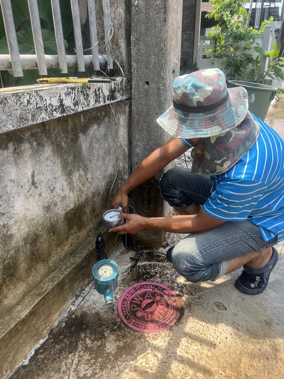การประปาส่วนภูมิภาคสาขาอ่าวลึก ลงพื้นที่ตามโครงการ "ผู้ใช้น้ำมั่นใจ กปภ.เช็คชัวร์" โดยทำการตรวจสอบแรงดันน้ำ
