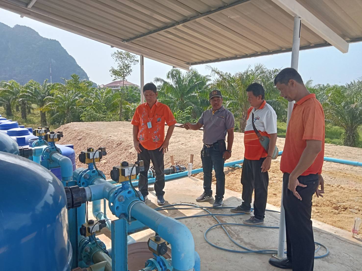 การประปาส่วนภูมิภาคสาขากาญจนดิษฐ์ เข้าตรวจสอบแก้ไขปัญหา เรื่องการบริหารจัดการน้ำและการจ่ายน้ำให้กับเรือนจำกลางจังหวัดสุราษฎร์ธานี วันพฤหัสบดีที่ 27 เมษายน 2566 นายสุราพงศ์ สมหวัง ผู้จัดการ กปภ.สาขากาญจดิษฐ์ พร้อม หัวหน้างาน  และพนักงานในสังกัด เข้าพบปะพูดคุยและตรวจสอบ เรื่องการบริหารจัดการน้ำและการจ่ายน้ำให้กับเรือนจำกลางจังหวัดสุราษฎร์ธานี ในช่วงฤดูแล้งที่เกิดขึ้น เพื่อสร้างความมั่นใจให้กับเรือนจำกลางจังหวัดสุราษฎร์ธานี ในการบริหารจัดการน้ำอย่างต่อเนื่องต่อไป