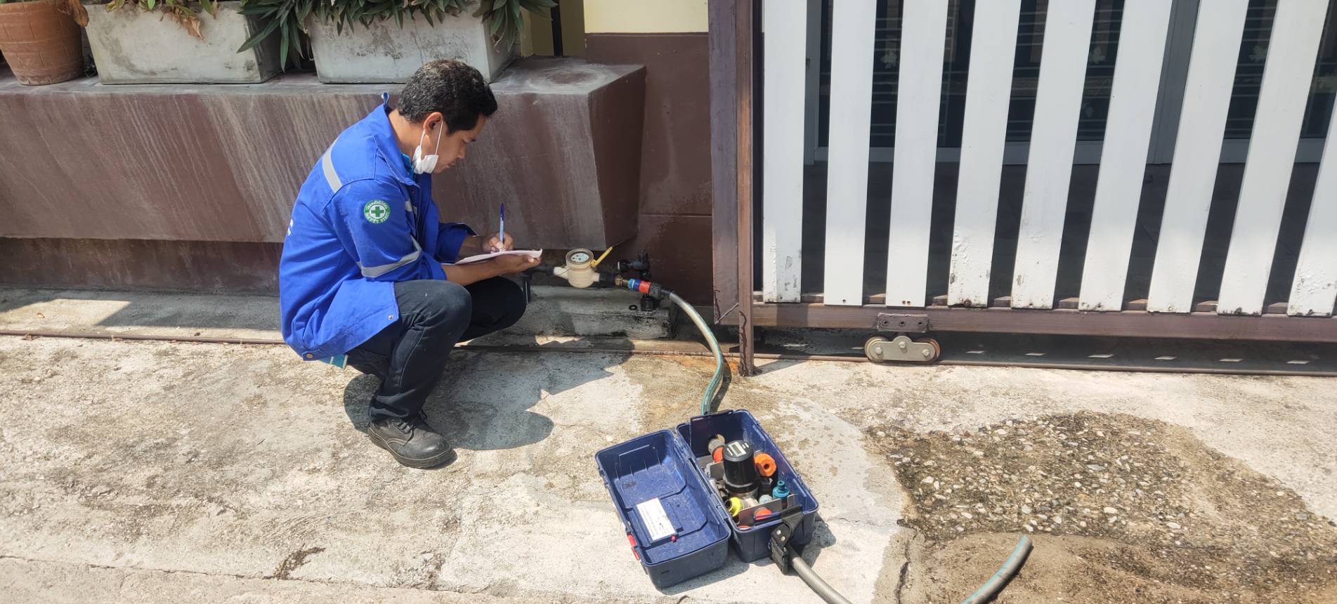 กปภ.สาขากำแพงเพชร ลงพื้นที่สุ่มมาตรวัดน้ำผู้ใช้น้ำ ประจำเดือนเมษายน 2566