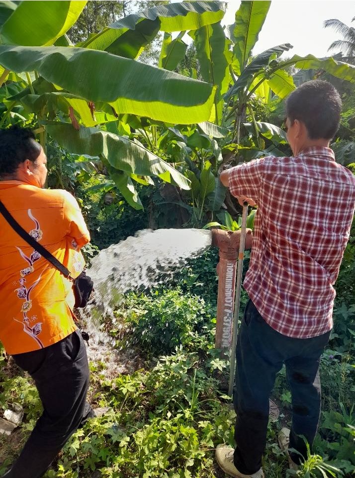 การประปาส่วนภูมิภาค สาขากาญจนดิษฐ์ ลงพื้นที่ ทำความสะอาด ระบายตะกอนในเส้นท่อจ่ายน้ำ ผ่านหัวดับเพลิงและท่อหน้ามาตรประจำเดือน เมษายน 2566