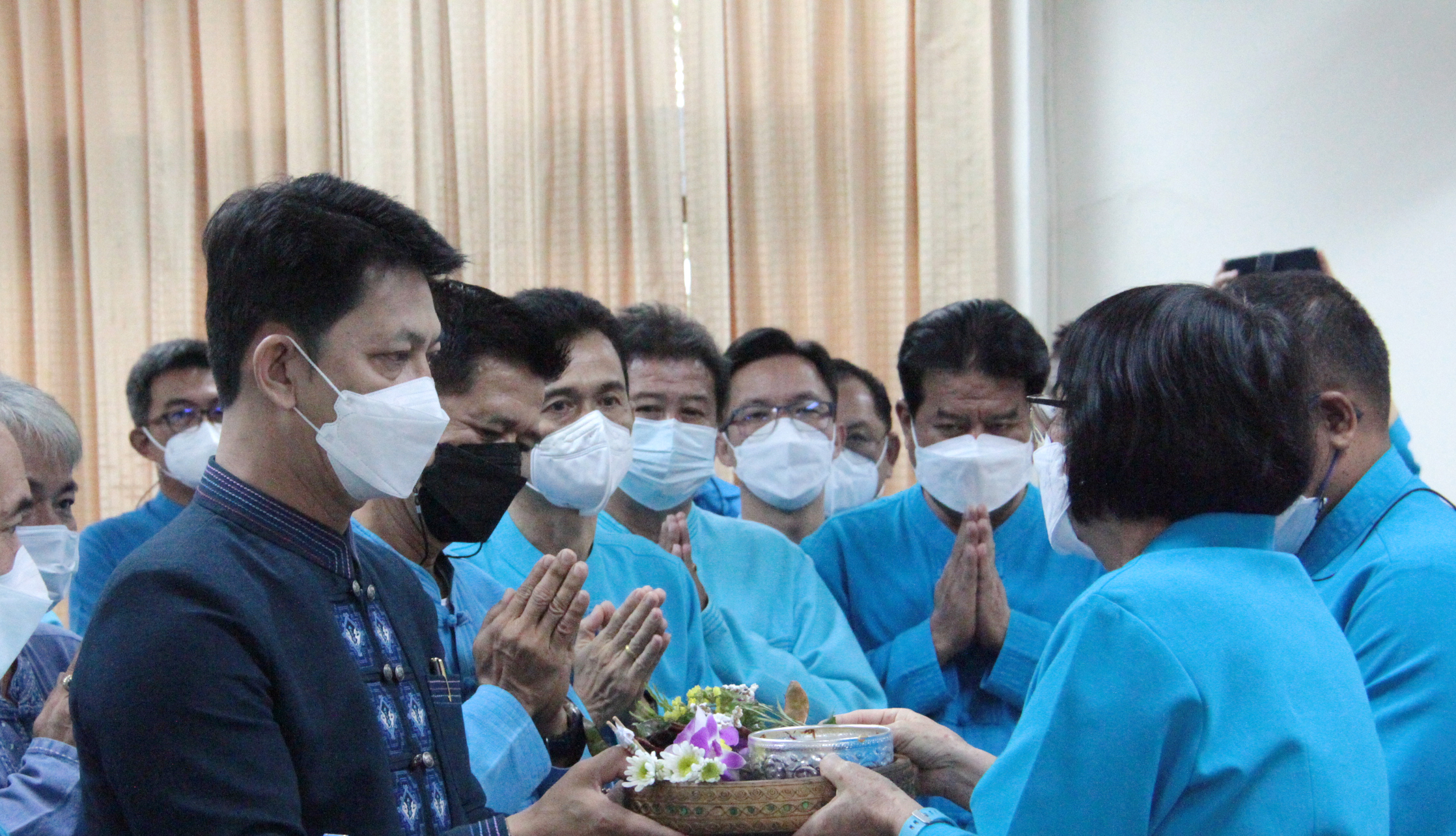 ผู้จัดการ การประปาส่วนภูมิภาคสาขา ร่วมขอขมาและรับพรจาก นางเสาวรส คงทวีศักดิ์ รองผู้ว่าการ (ปฏิบัติการ 1) และ นายวิธร มาเอียด ผู้อำนวยการการประปาส่วนภูมิภาคเขต 9 เนื่องในโอกาสเทศกาลวันสงกรานต์ประจำปี 2566