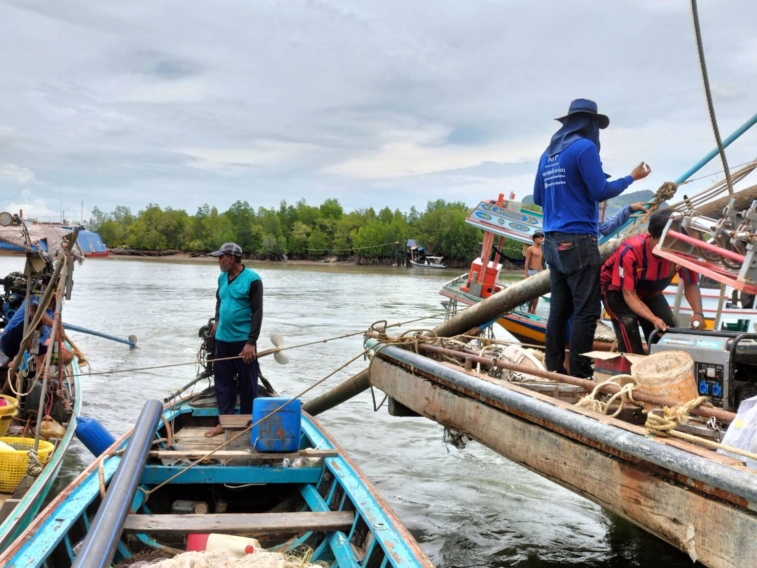 การประปาส่วนภูมิภาคสาขากาญจนดิษฐ์ดำเนินการซ่อมท่อในคลองดอนสัก เพื่อผู้ใช้น้ำบ้านฝ่ายท่า ดอนสัก อำเภอดอนสัก จังหวัดสุราษฎร์ธานี