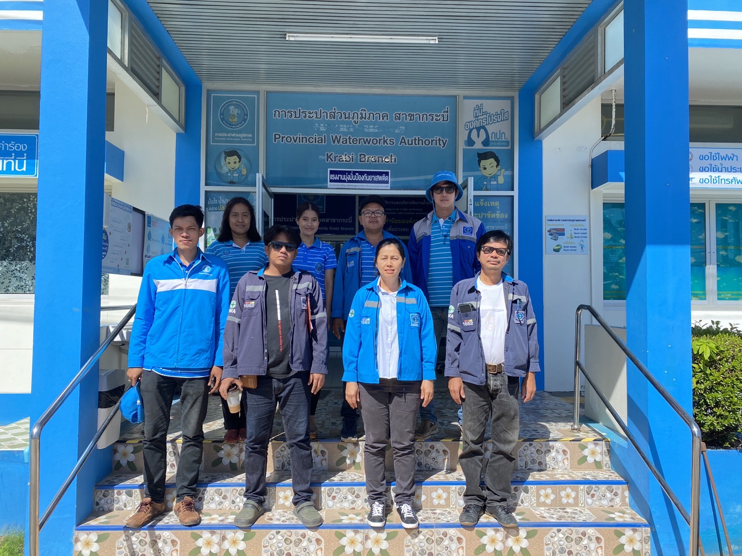 กปภ.สาขากระบี่ ดำเนินงานตามแผนบริหารจัดการน้ำสูญเสียเชิงรุก เดินหน้าลงพื้นที่ ตำบลหนองทะเล อำเภอเมือง จังหวัดกระบี่ เดินเท้าหาท่อแตกรั่ว พร้อมซ่อมปิดจุด เพื่อลดการเกิดน้ำสูญเสีย