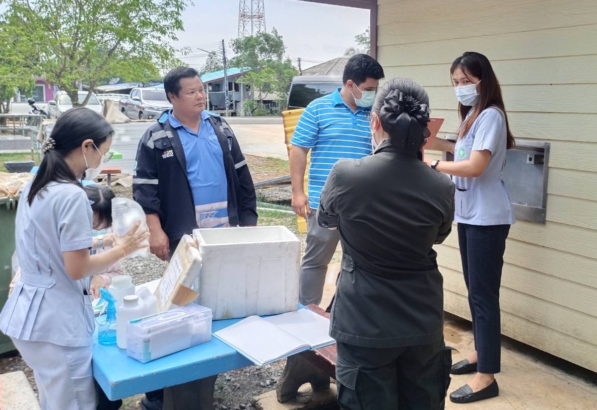 กปภ.สาขาขลุง และงานควบคุมคุณภาพน้ำ 2 กปภ.เขต 1 ร่วมกับเจ้าหน้าที่สาธารณสุขจังหวัด พร้อมด้วยเจ้าหน้าที่ศูนย์อนามัยที่ 6 ชลบุรี ลงพื้นที่ตรวจสอบคุณภาพน้ำ และเก็บตัวอย่างน้ำเพื่อตรวจสอบหาเชื้อโคลิฟอร์มแบคทีเรีย ป้องกันการแพร่ระบาดของเชื้อโนโรไวรัส (Norovirus) และสร้างความเชื่อมั่นในคุณภาพน้ำประปา (Water is Life)