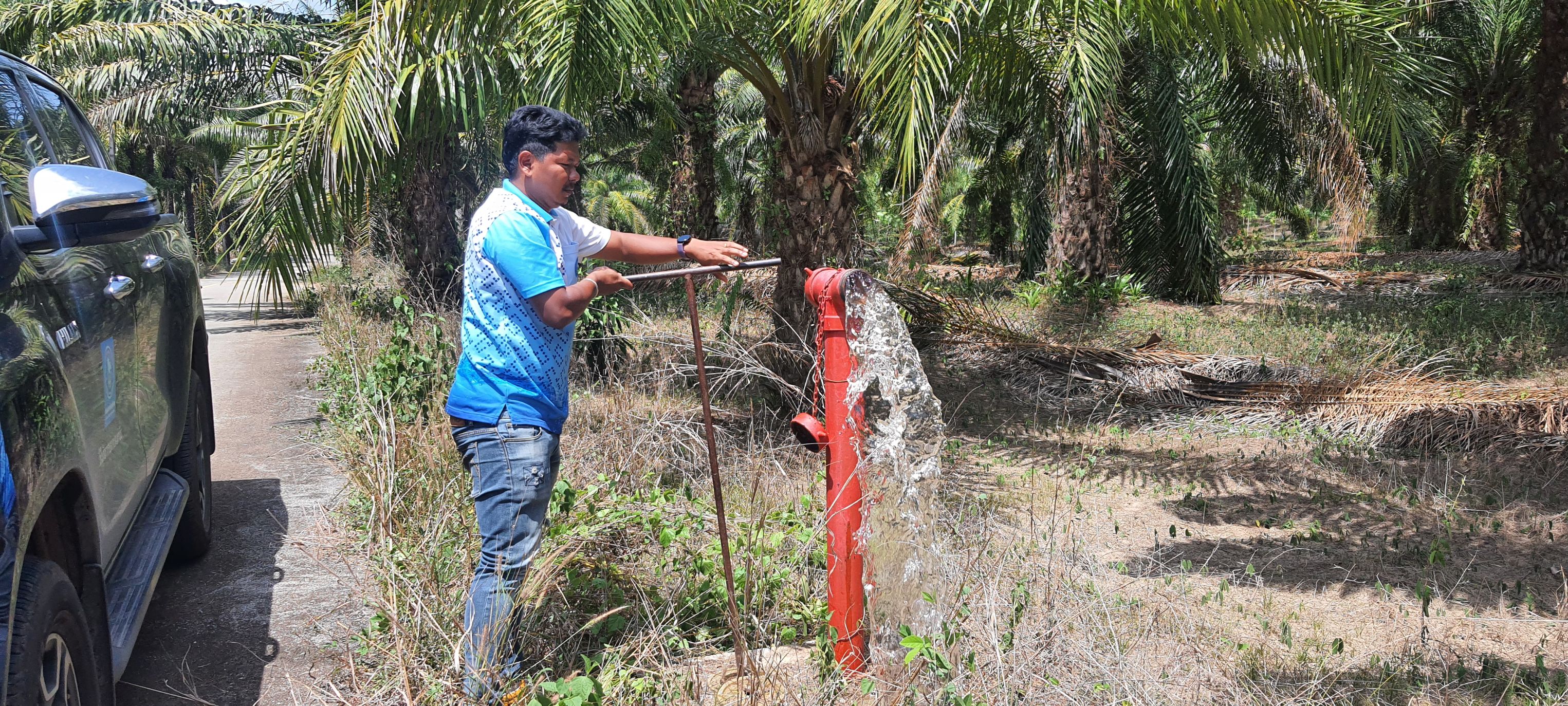 กปภ.สาขาบ้านตาขุน โบล์วน้ำระบายตะกอนในเส้นท่อจำหน่ายน้ำ