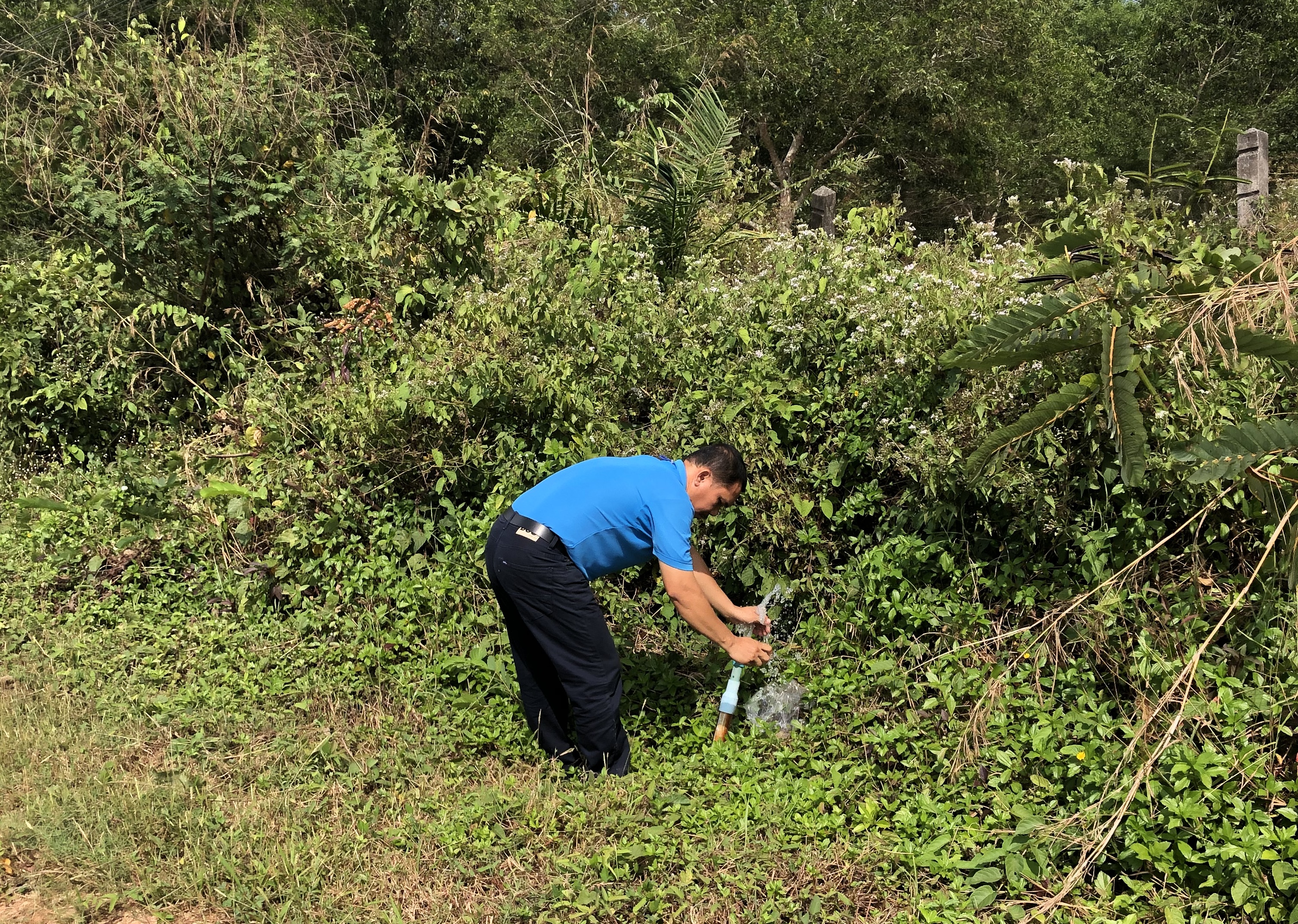 กปภ.สาขาระนอง ลงพื้นที่ค้นหาท่อแตกรั่วลดน้ำสูญเสีย ตามแผนประจำเดือน เมษายน 2566