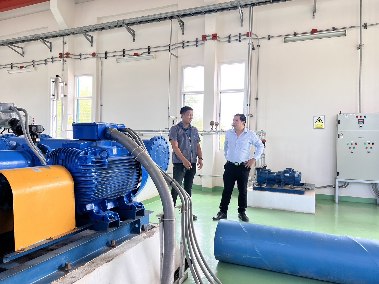 กปภ.สาขาสมุทรสงคราม ขยายพื้นที่การจ่ายน้ำ ลดการซื้อน้ำเอกชนและตรวจสอบระบบจ่ายน้ำตั้งแต่ต้นทางจนทางปลายทางของสถานีจ่ายน้ำนางตะเคียน