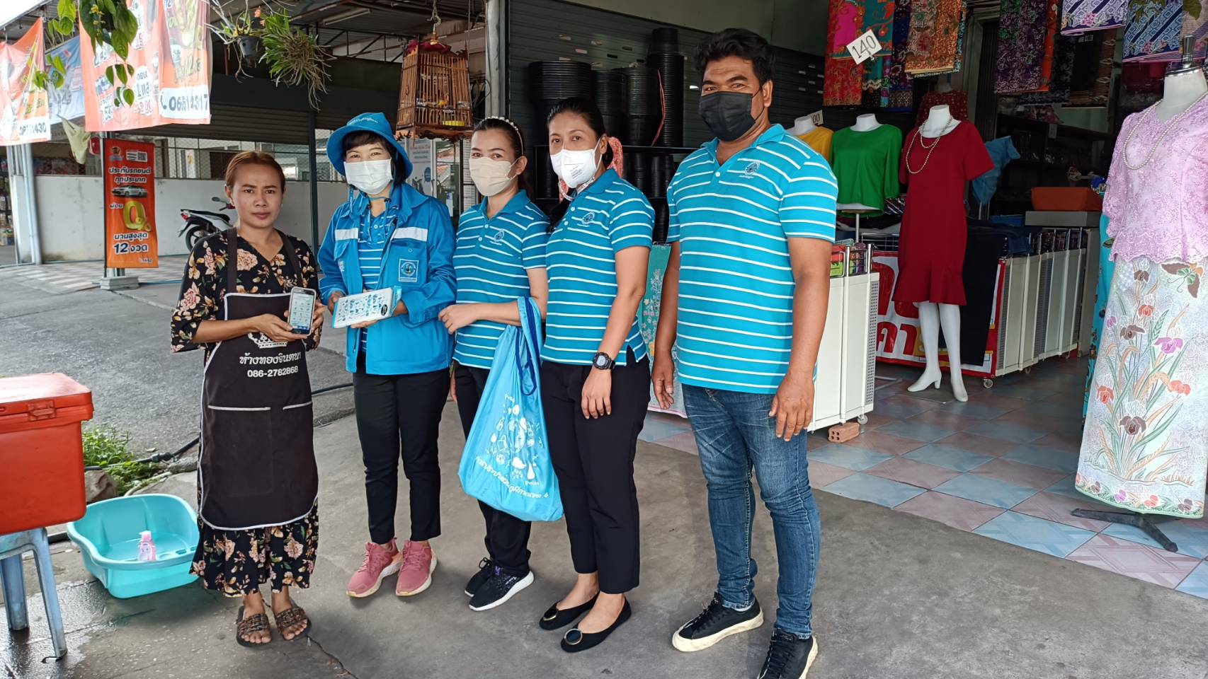 การประปาส่วนภูมิภาคสาขาคลองท่อมลงพื้นที่เชิงรุกพบปะลูกค้าแนะนำการลงทะเบียน แอปพลิเคชั่น PWA Plus Life