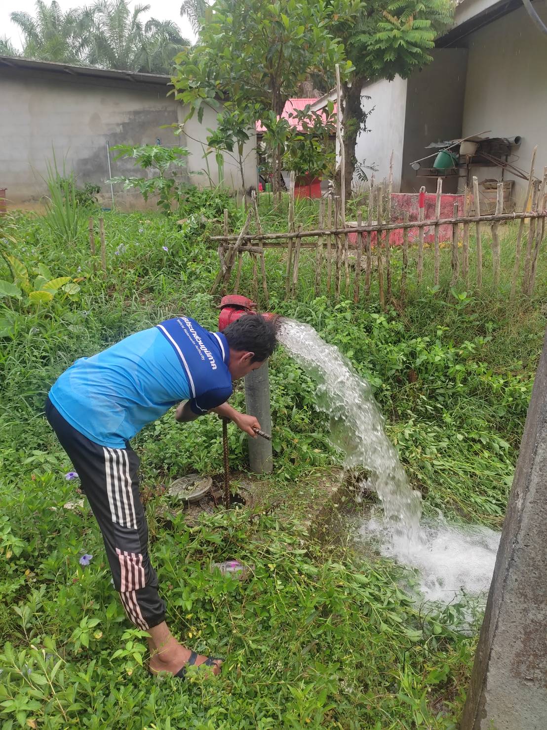 การประปาส่วนภูมิภาคสาขาคลองท่อมดำเนินการเปิดล้างตะกอนระบายในเส้นท่อจ่ายน้ำ (Blow off) ผ่านหัวดับเพลิง โดยลงพื้นที่บริเวณพื้นที่ตำบลลำทับ อำเภอลำทับ จังหวัดกระบี่