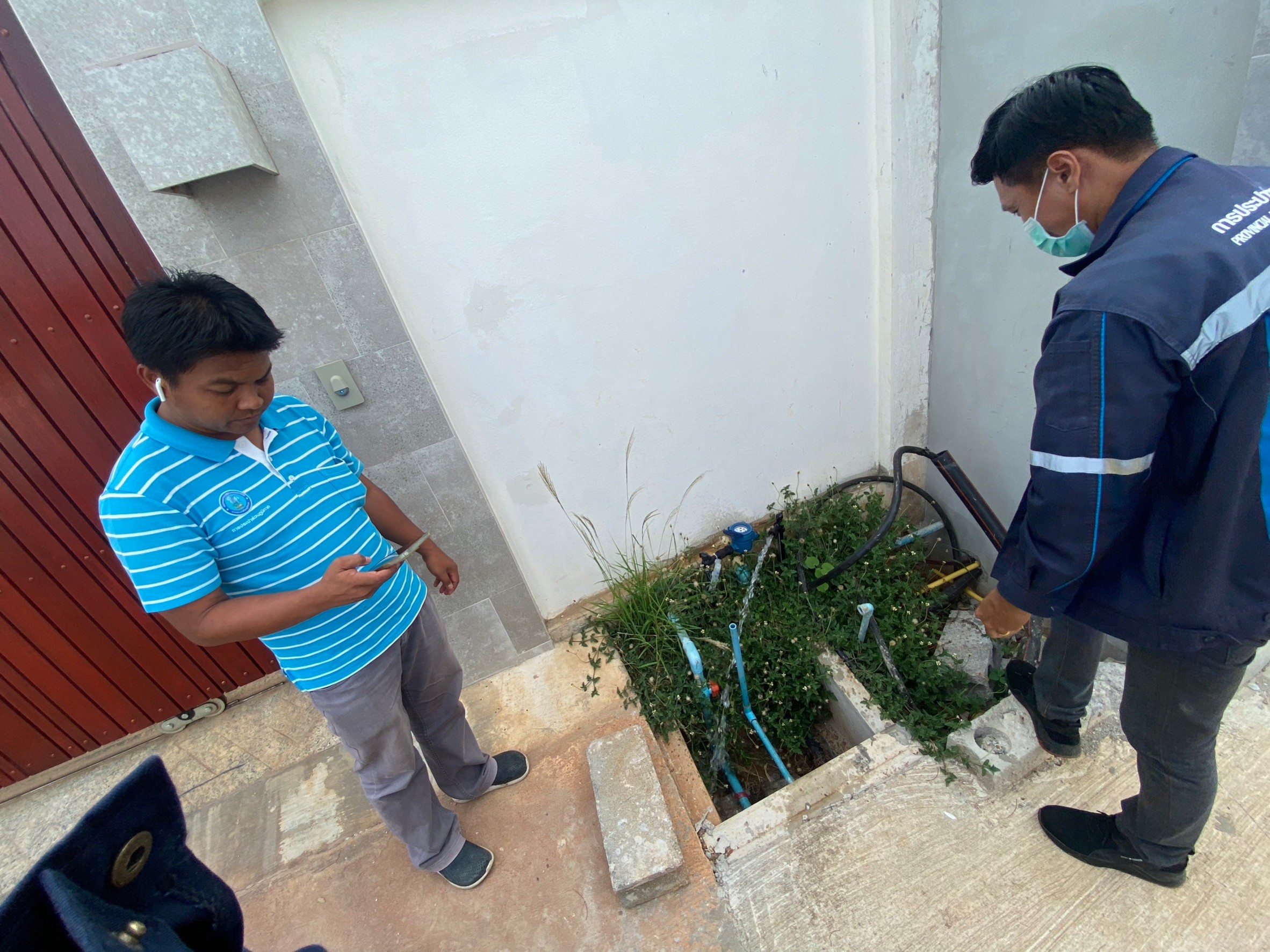 กปภ.สาขาปราณบุรี ลงพื้นที่ร่วมตรวจสอบน้ำไหลอ่อน และไม่ไหลในพื้นที่ พร้อมค้นหาจุดท่อแตก-ท่อรั่ว