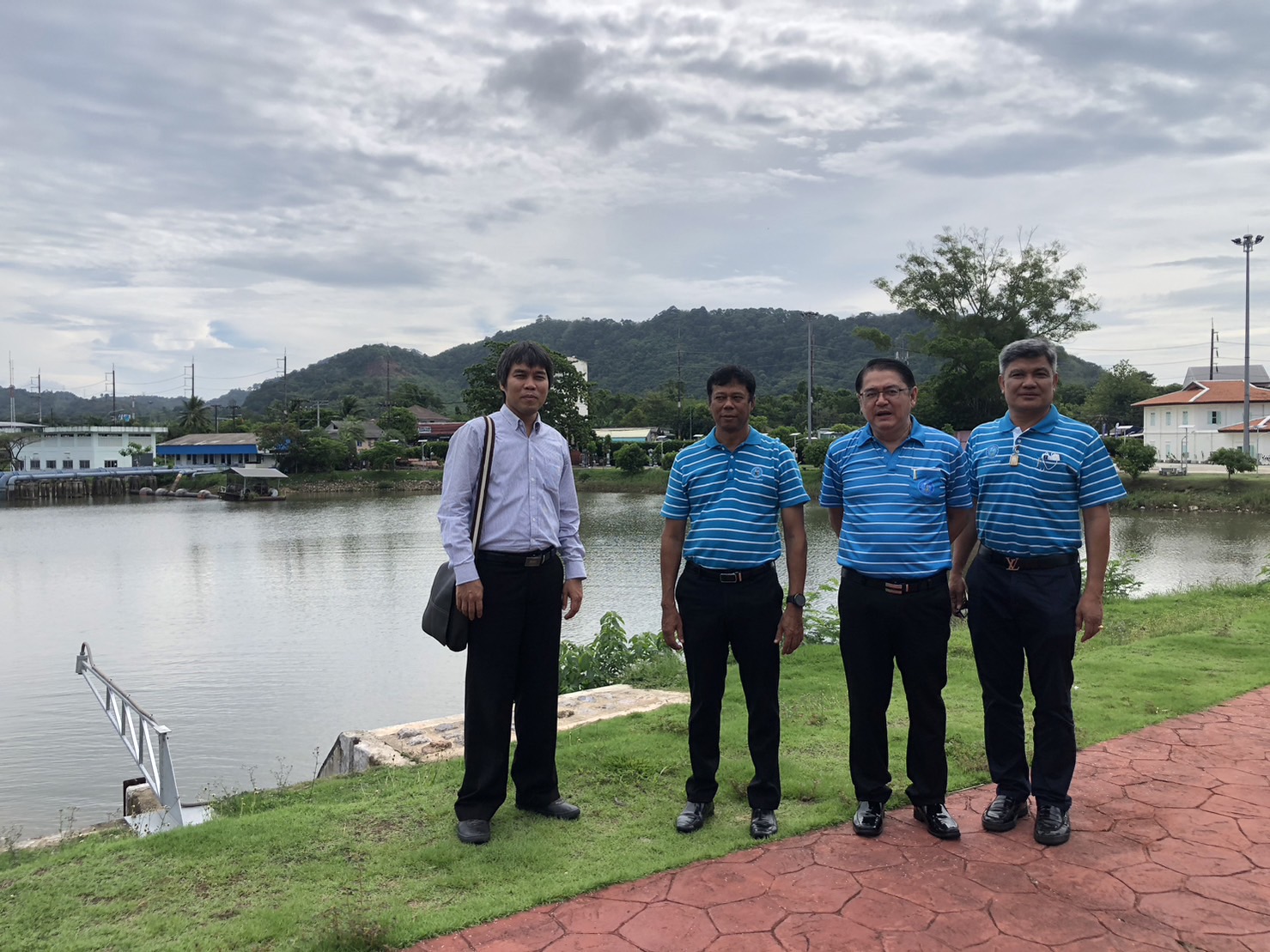 นายประทีป กุศลวัฒนะ ผู้อำนวยการการประปาส่วนภูมิภาคเขต 4 ลงพื้นที่ตรวจสอบสภาวะน้ำดิบ ณ ขุมเหมืองสรรพสามิต