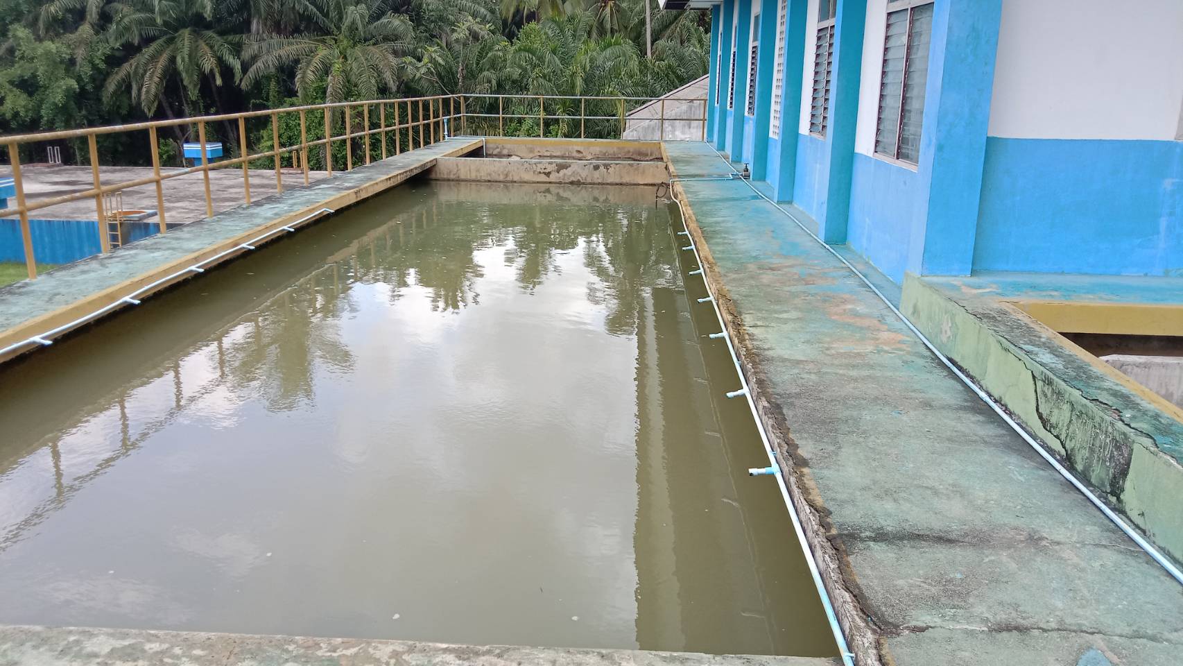 การประปาส่วนภูมิภาคสาขาคลองท่อมดำเนินการล้างถังตกตะกอน โรงกรองน้ำคลองท่อม