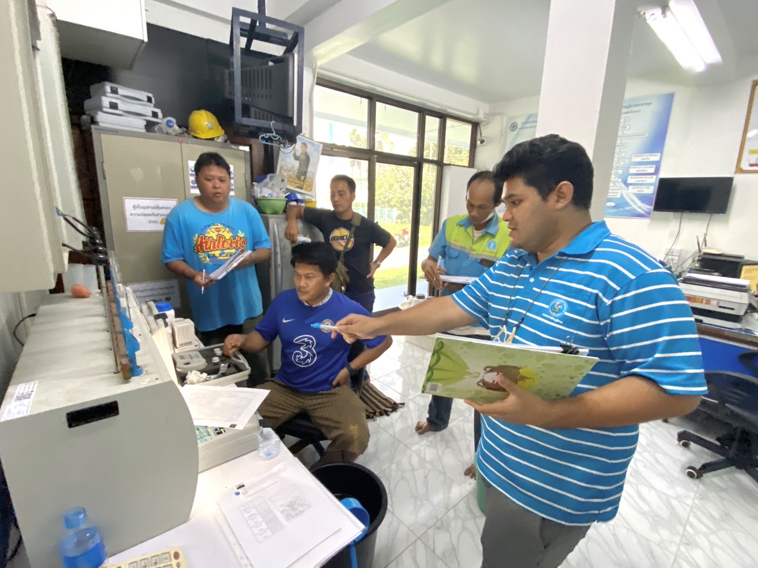 กปภ.สาขาขลุง เข้าร่วมการซักซ้อมความรู้เกี่ยวกับระบบการผลิต และการทำจาร์เทส คิดคำนวนการจ่ายสารเคมีให้เหมาะสมกับการผลิตน้ำและการควบคุณภาพน้ำ