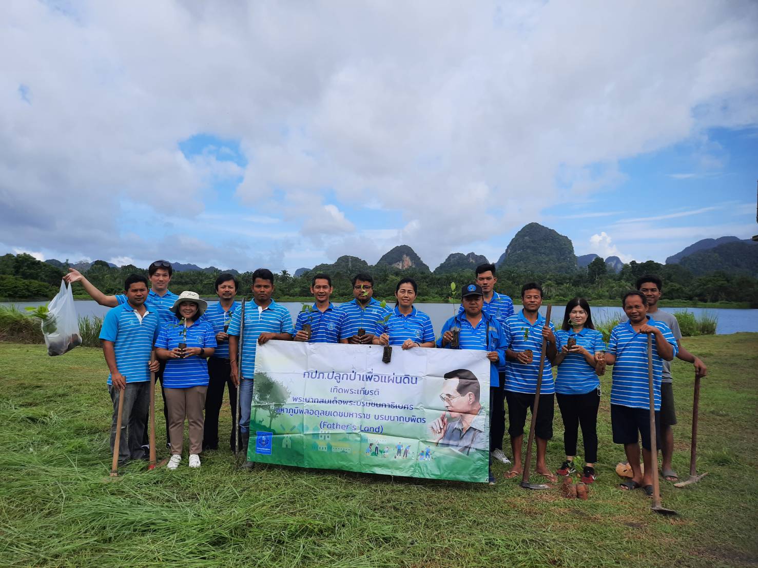 การประปาส่วนภูมิภาคสาขากระบี่ จัดกิจกรรมปลูกต้นไม้เนื่องในวันต้นไม้ประจำปีของชาติ โครงการ กปภ.ปลูกป่าเพื่อแผ่นดิน เทิดพระเกียรติพระบาทสมเด็จพระบรมชนกาธิเบศร มหาภูมิพลอดุลยเดชมหาราช บรมนาถบพิตร (Fathers Land) ปี 2566