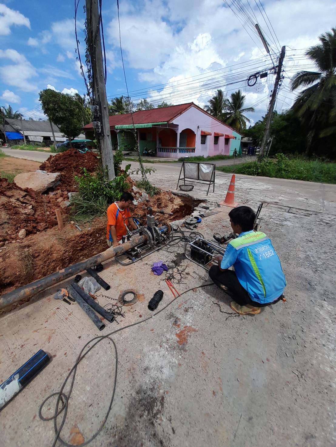 วันพฤหัสบดีที่ 1 มิถุนายน 2566 การประปาส่วนภูมิภาคสาขากาญจนดิษฐ์ โดยนายสุรพงศ์ สมหวัง ผู้จัดการ กปภ.สาขากาญจนดิษฐ์ มอบหมายงานบริการและควบคุมน้ำสูญเสีย เร่งทำการซ่อมท่อส่งน้ำขนาด 110 มิลลิเมตร ซึ่งทางผู้รับจ้างทำถนนขุด โดนท่อแตกบริเวณบ้านบางสำโรง ท่าทองใหม่ ทำให้ต้องหยุดจ่ายน้ำชั่วคราว  โดยผู้จัดการได้กำชับให้ทำการซ่อมท่อโดยด่วนเพื่อไม่ให้เกิดผลกระทบต่อลูกค้าของ การประปาส่วนภูมิภาค และสามารถจ่ายน้ำคืนระบบได้ในเวลา 14.30 น