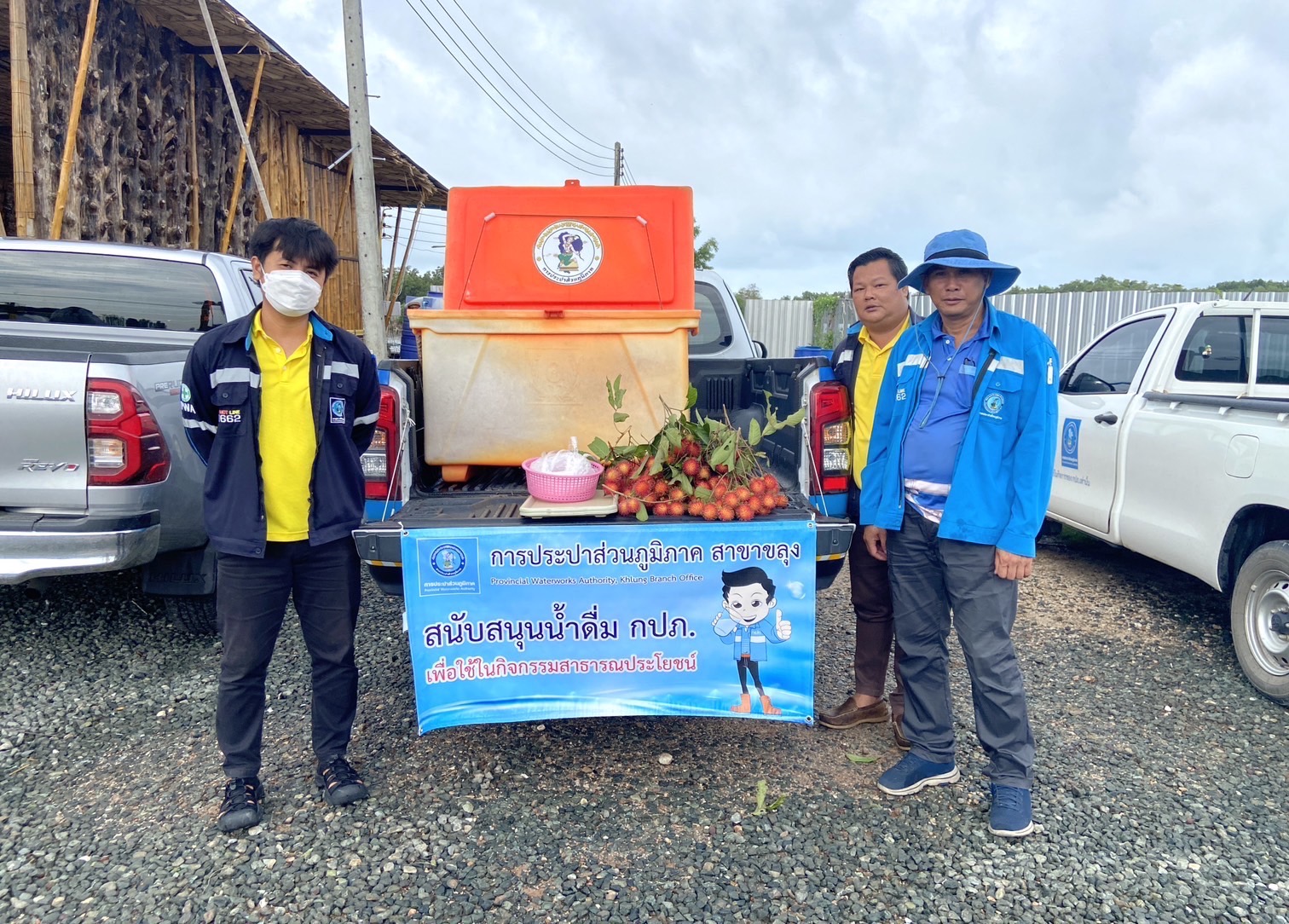 กปภ.สาขาขลุง เข้าร่วมกิจกรรมจิตอาสาพัฒนา "ทำความสะอาด/ปรับภูมิทัศน์" บริเวณริมถนนสองข้างทางไปยังโรงเรียนตำรวจตระเวนชายแดนบ้านน้ำแดง หมู่ที่ 6 ตำบลบางชัน อำเภอขลุง จังหวัดจันทบุรี พร้อมมอบน้ำดื่มตราสัญลักษณ์ กปภ.