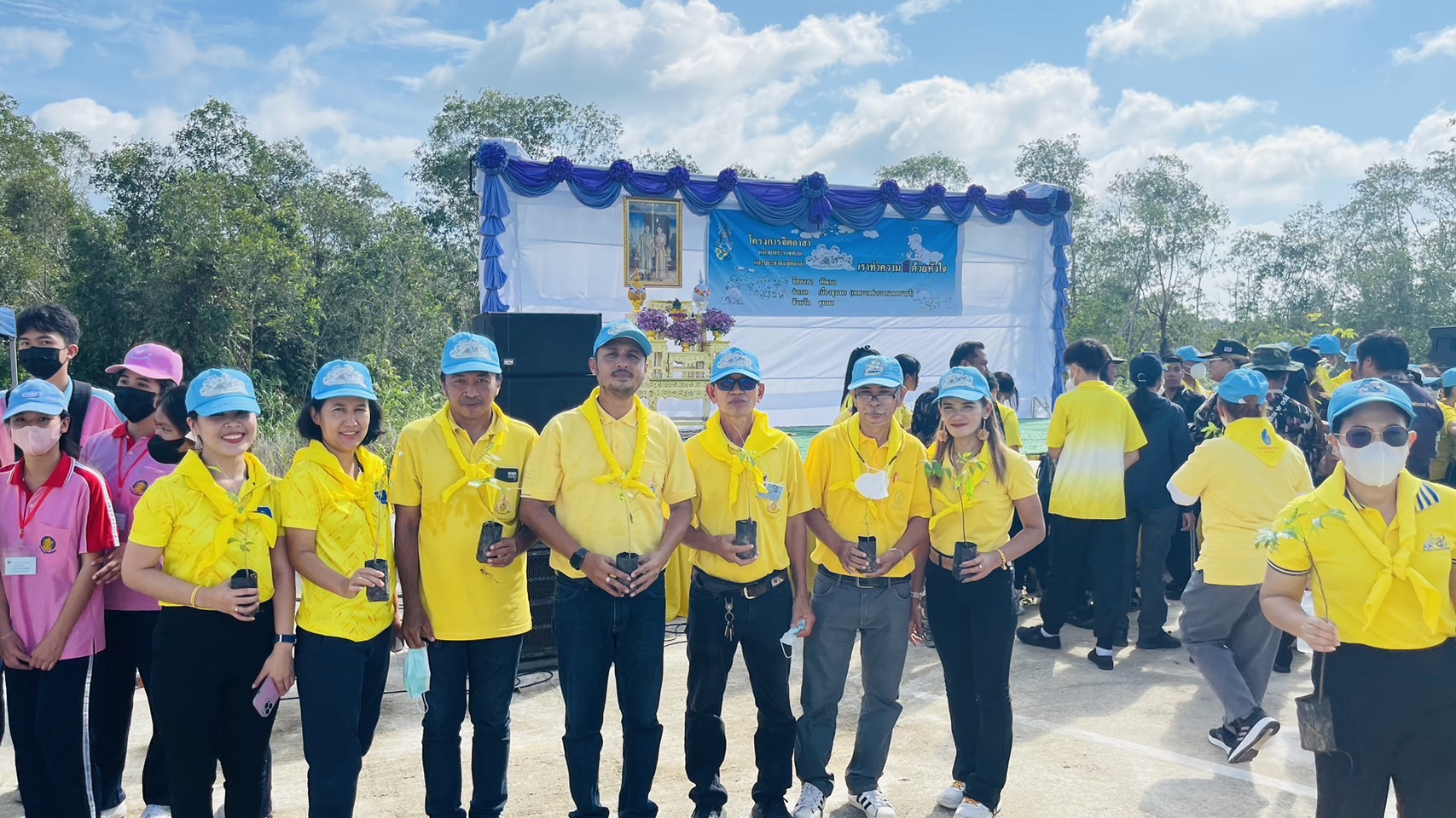 การประปาส่วนภูมิภาคสาขาชุมพร ร่วมกับจังหวัดชุมพร ดำเนินกิจกรรมปลูกต้นไม้ เนื่องในวันคล้ายวันเฉลิมพระชนมพรรษา สมเด็จพระนางเจ้าสุทิดาพัชรสุธาพิมลลักษณ พระบรมราชินี