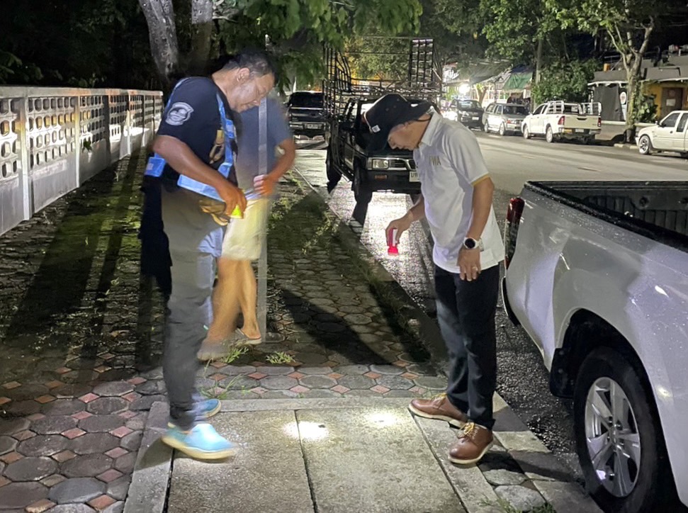 กปภ.สาขาขลุง ออกสำรวจหาท่อรั่วในพื้นที่ตามแผน MM01 ท่อจ่ายเทศบาลเมืองขลุง บริเวณเทศบาลสาย3 ตั้งแต่ซุ้มทางเข้าสาย3 ถึงหน้าชมรม พร้อมตรวจสอบแก้ไขตู้ DMA01-3