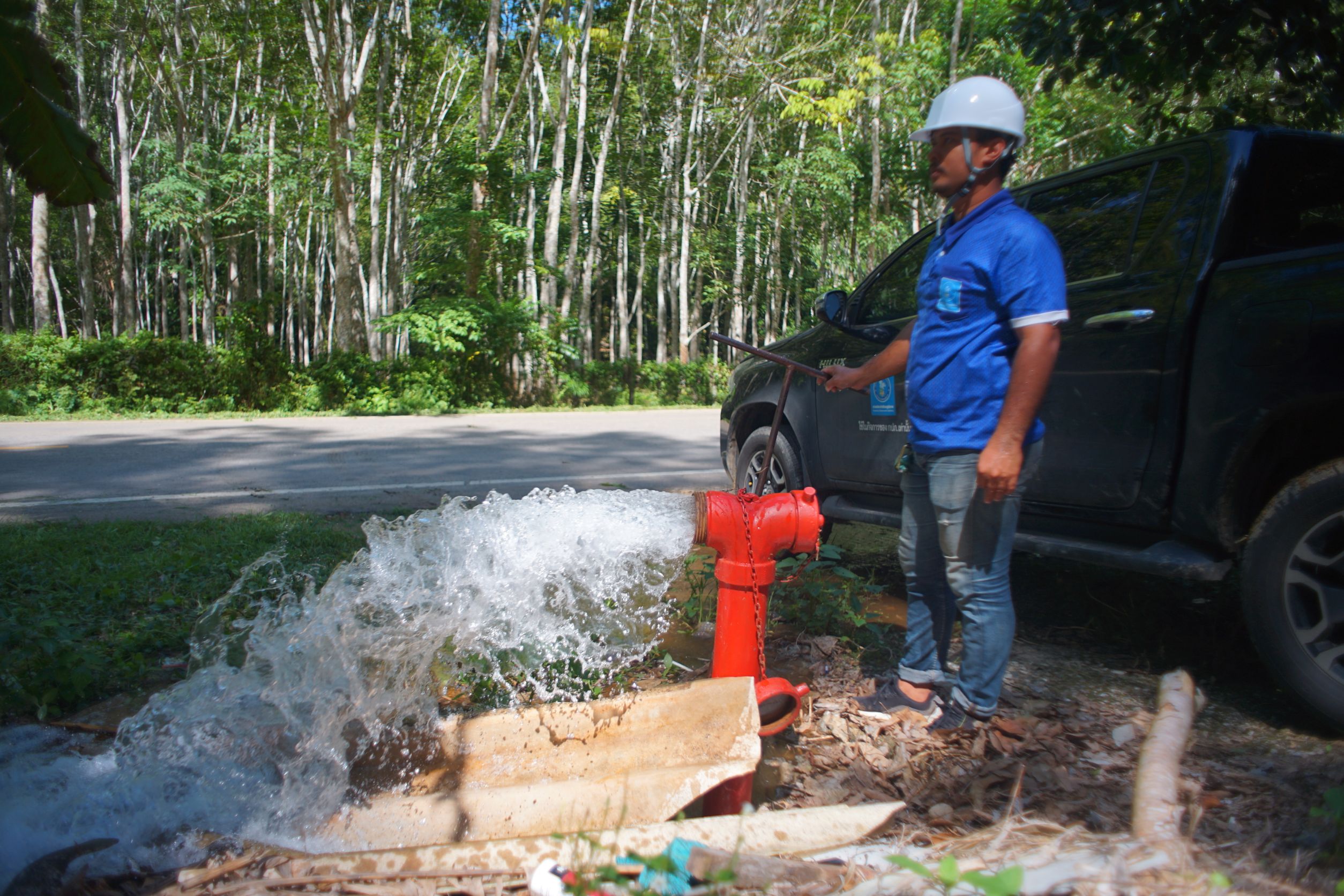 กปภ.สาขาบ้านตาขุน โบล์วน้ำระบายตะกอนในเส้นท่อจำหน่ายน้ำ
