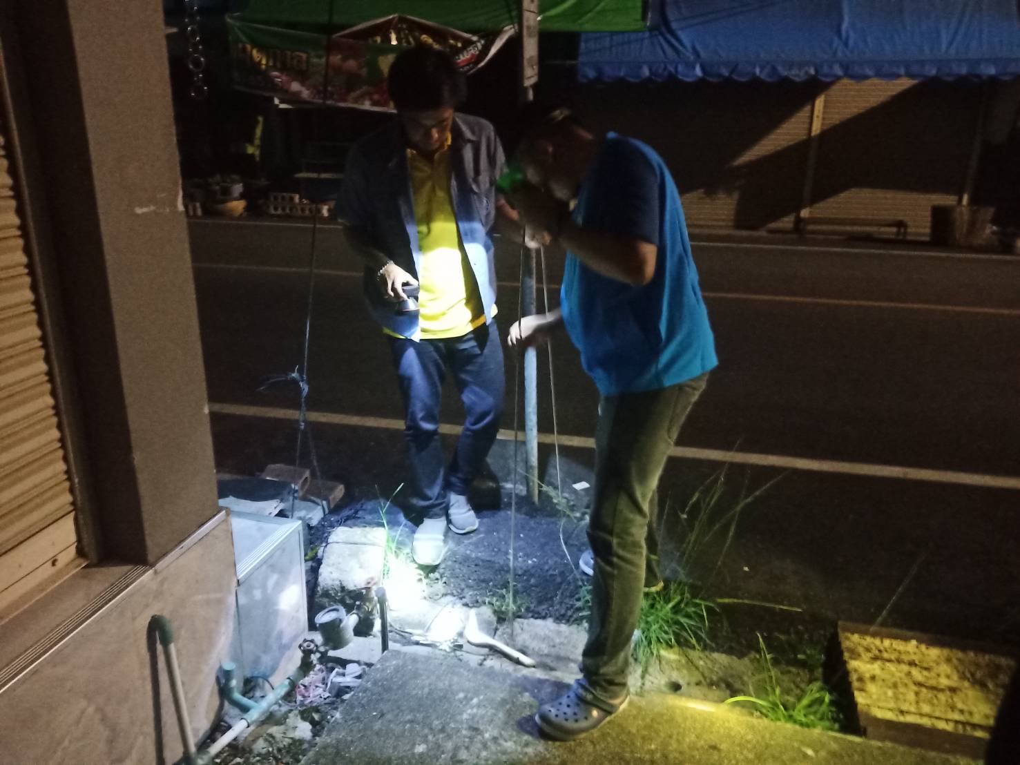 กปภ.สาขาปากพนัง ลงพื้นที่เดินสำรวจหาท่อแตก/ท่อรั่ว จากการทำ step test ตามแผนลดน้ำสูญเสีย บริเวณพื้นที่ตลาดเชียรใหญ่ ต.เชียรใหญ่ อ.เชียรใหญ่ จ.นครศรีธรรมราช