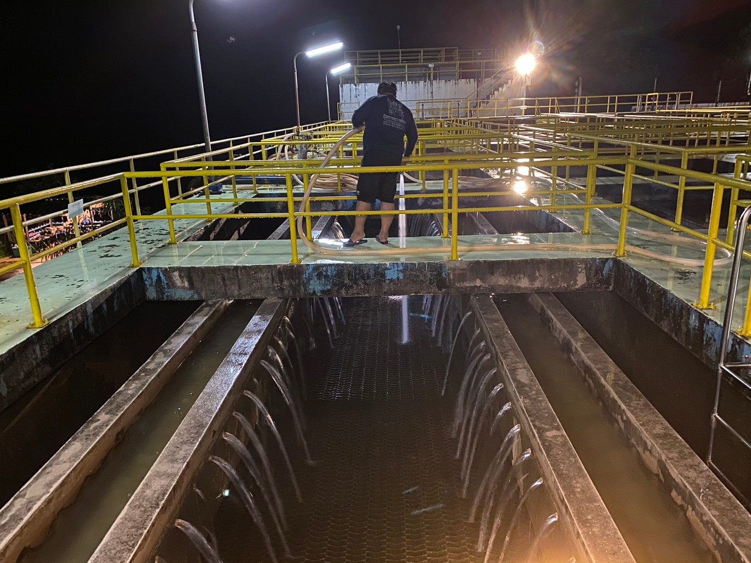 กปภ.สาขาระนอง ดำเนินการตามแผน ล้างถังตกตะกอนโรงกรองน้ำหาดส้มแป้น