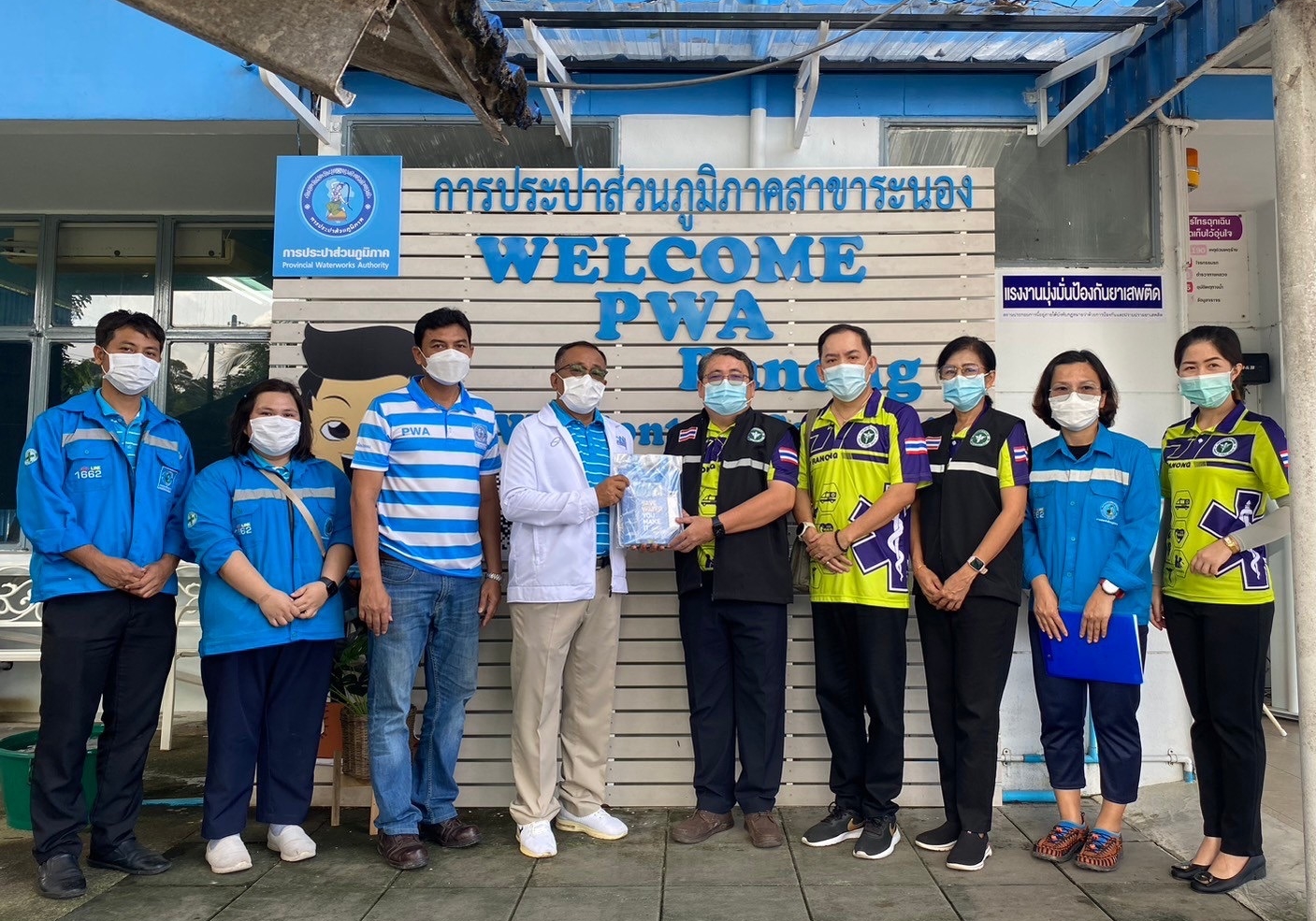 กปภ.สาขาระนอง ร่วมกับ สาธารณสุขจังหวัดระนอง ลงพื้นที่เก็บตัวอย่างน้ำในพื้นที่บริการ ดำเนินโครงการ ต่ออายุน้ำประปาดื่มได้