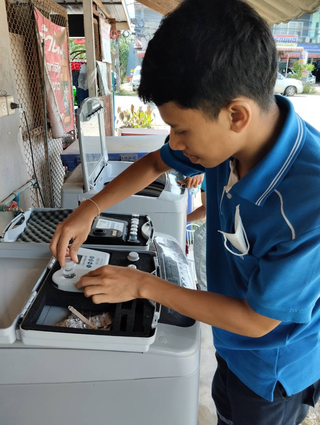 การประปาส่วนภูมิภาคสาขากระบี่ ลงพื้นที่ตรวจสอบคุณภาพน้ำประปา  บริเวณถนนราษฎร์พัฒนา ตำบลกระบี่น้อย อำเภอเมือง จังหวัดกระบี่ ดำเนินโครงการจัดการน้ำสะอาด (Water Safety Plan : WSP) อย่างต่อเนื่อง ควบคุมคุณภาพน้ำประปาให้เป็นไปตามเกณฑ์มาตรฐาน