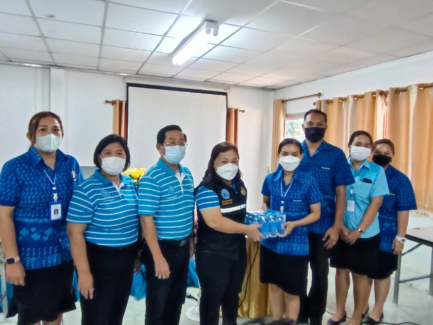 มอบน้ำดื่มตราสัญญลักษณ์การประปาส่วนภูมิภาค