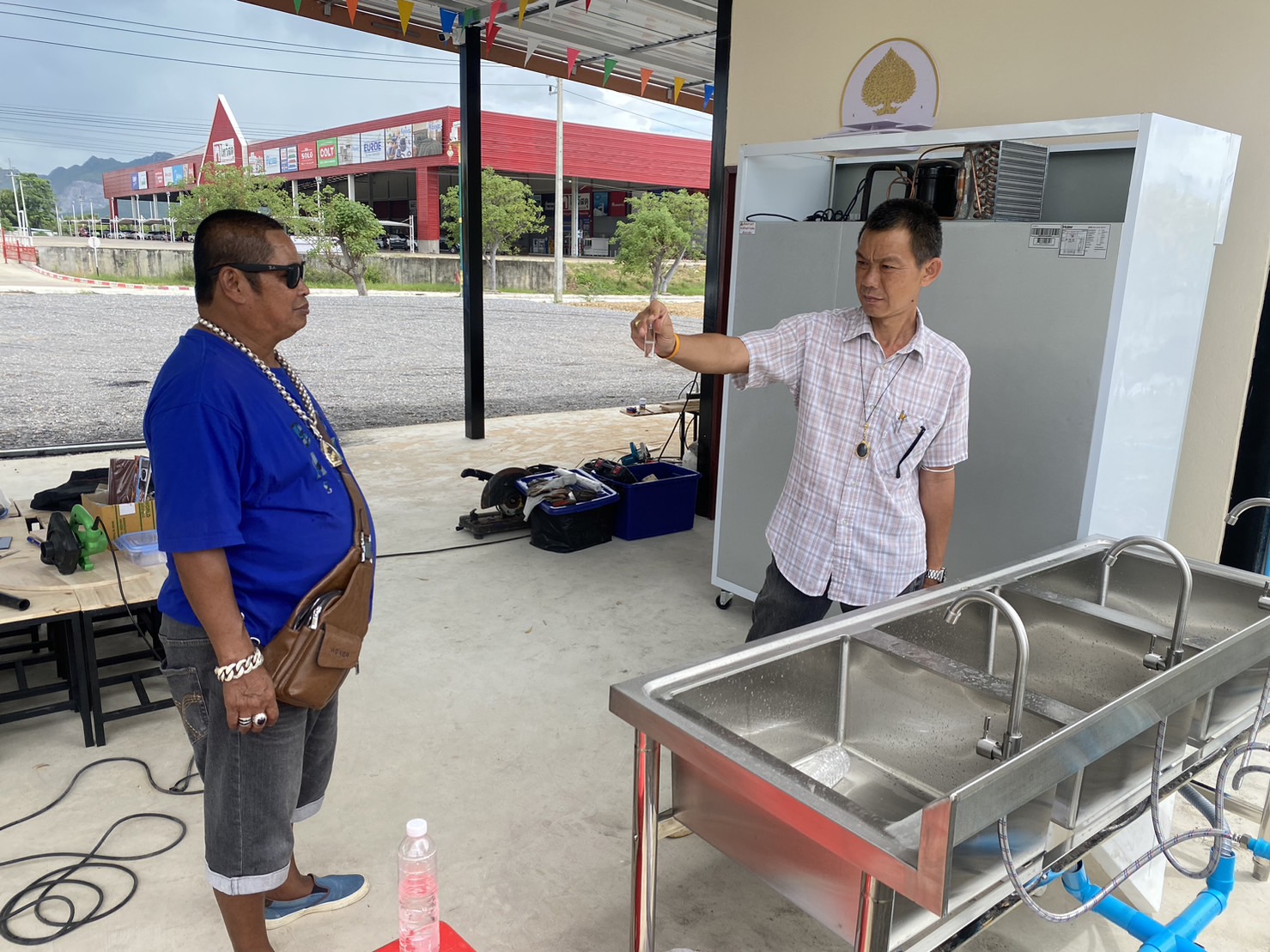 กปภ.สาขากาญจนบุรี ออกพื้นที่ตรวจสอบคุณภาพน้ำประปา ตรวจวัดค่าคลอรีน ค่าความขุ่นในน้ำประปา