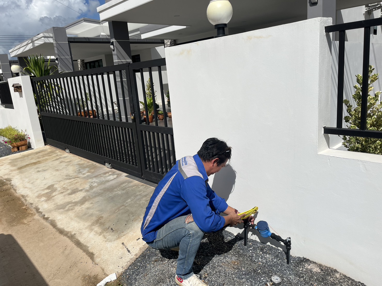 การประปาส่วนภูมิภาคสาขากระบี่ ดำเนินการตามแผนงานบริการและควบคุมน้ำสูญเสีย ตรวจสอบแรงดันน้ำ