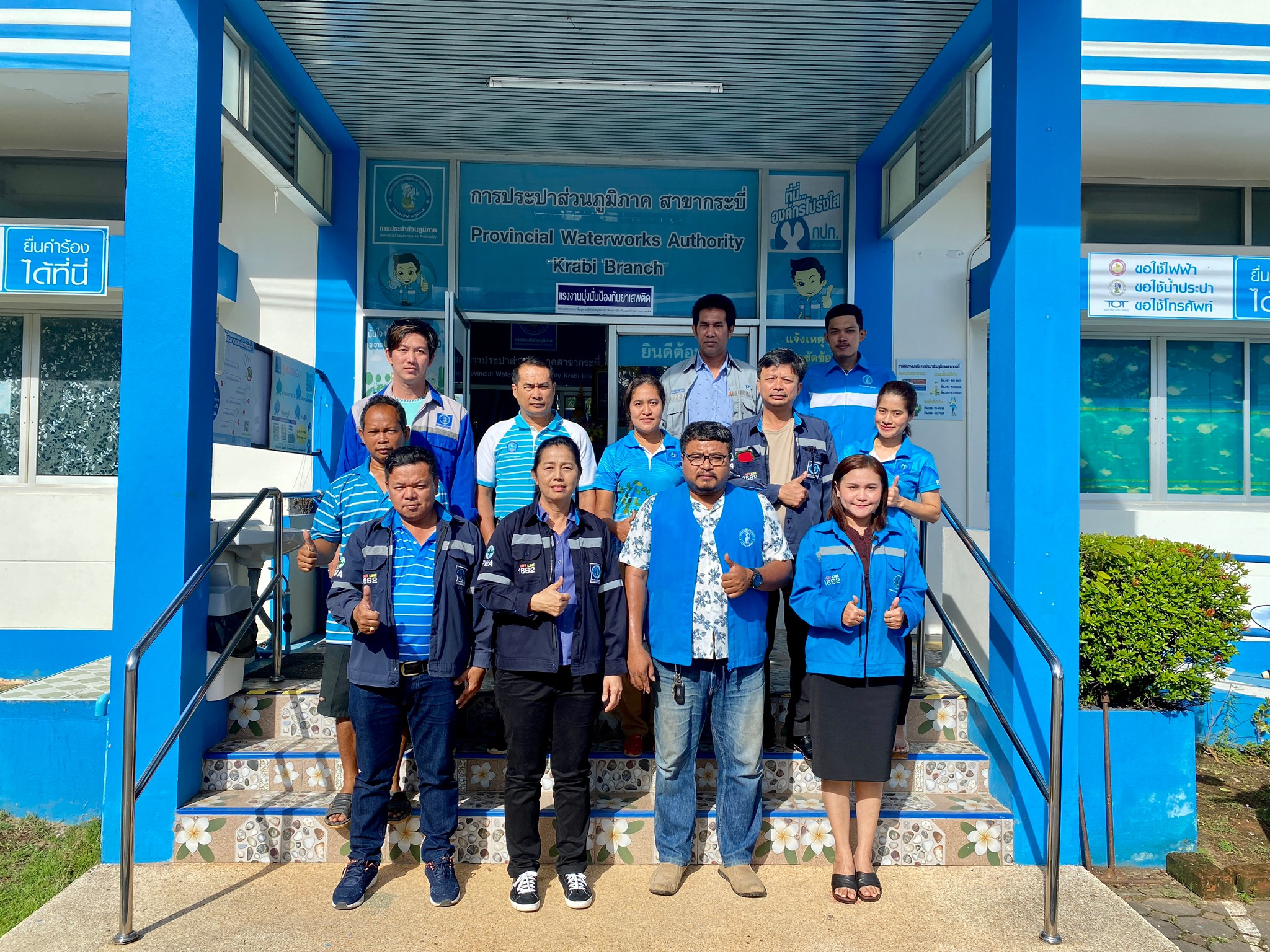 กปภ.สาขากระบี่ ดำเนินงานตามแผนบริหารจัดการน้ำสูญเสียเชิงรุก เดินหน้าลงพื้นที่ ตำบลกระบี่น้อย อำเภอเมือง จังหวัดกระบี่ เดินเท้าหาท่อแตกรั่ว พร้อมซ่อมปิดจุด เพื่อลดการเกิดน้ำสูญเสีย