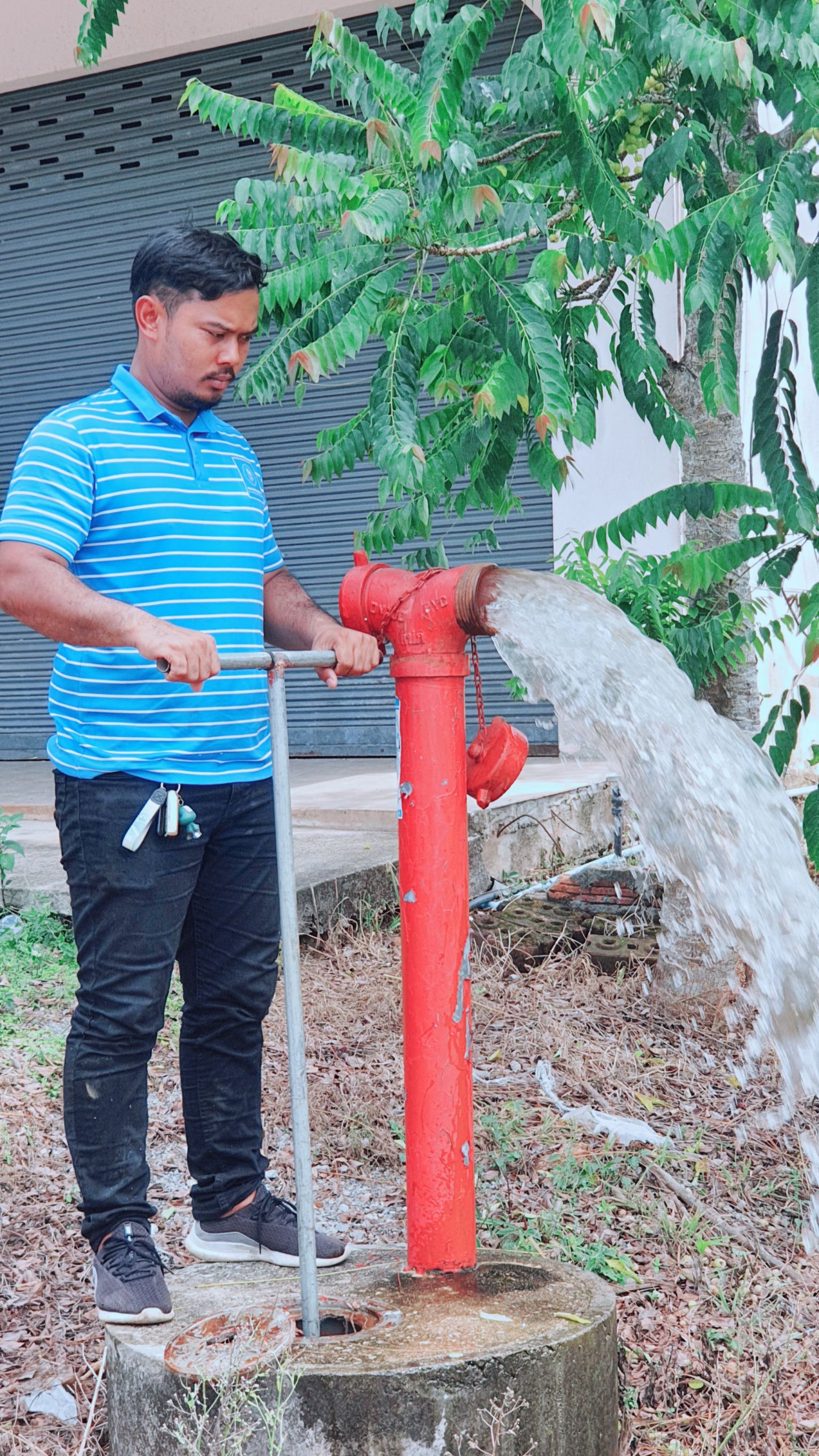 กปภ.สาขาบ้านตาขุน โบล์วน้ำระบายตะกอนในเส้นท่อจำหน่ายน้ำ