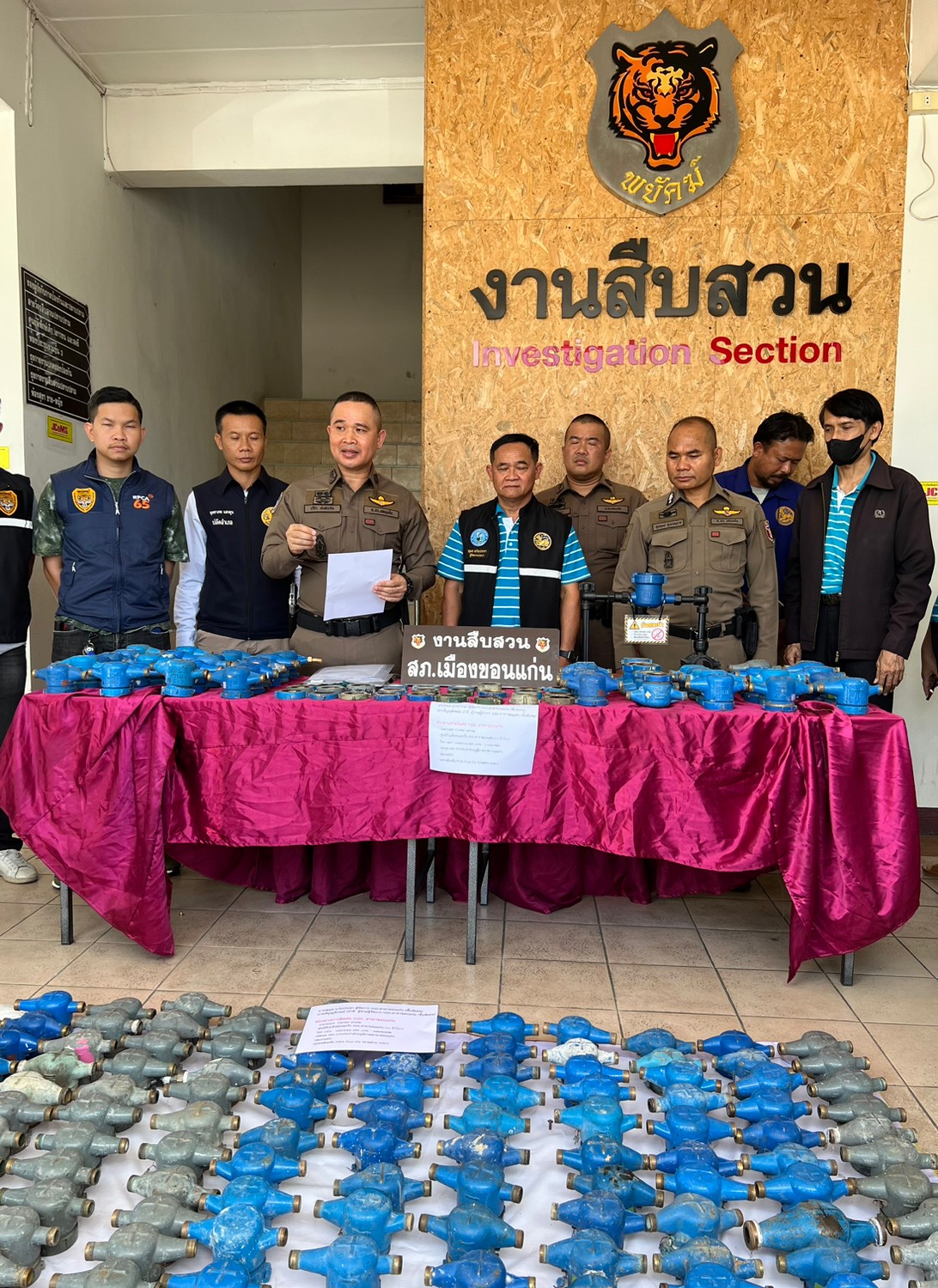 กปภ.สาขาขอนแก่น (พ) ร่วมงานเเถลงข่าว จับกุมผู้ต้องหาก่อเหตุลักทรัพย์(มาตรวัดน้ำ) เเละตรวจค้นร้านรับซื้อของเก่า พร้อมตรวจยึดมาตรวัดน้ำประปา ประมาณ 226 ตัว