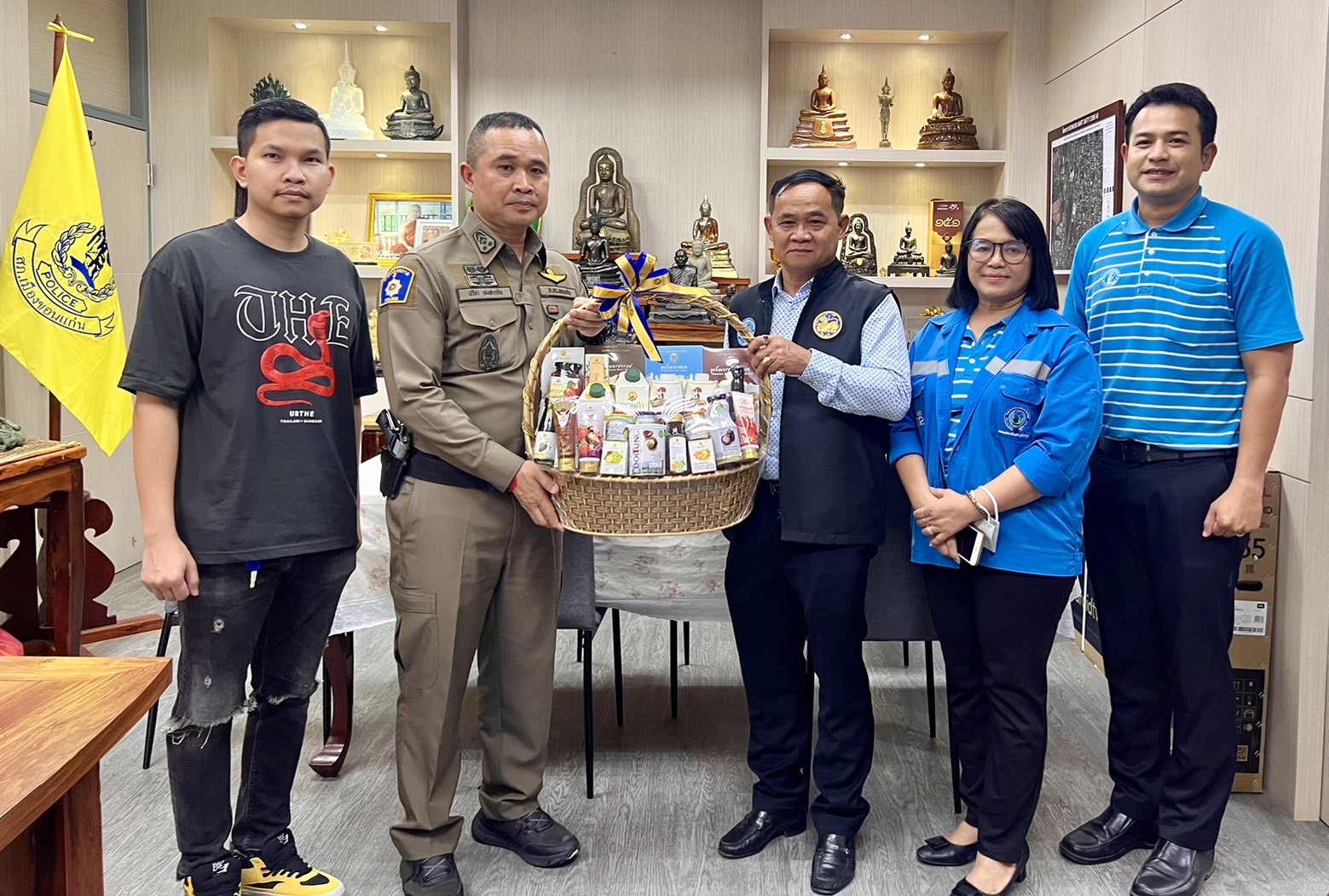 กปภ.สาขาขอนแก่น (พ) เข้ามอบกระเช้าเพื่อขอบคุณเจ้าหน้าที่ตำรวจในการจับกุมโจรขโมยมาตรวัดน้ำเเละร้านรับซื้อของเก่าในข้อหารับซื้อของโจร